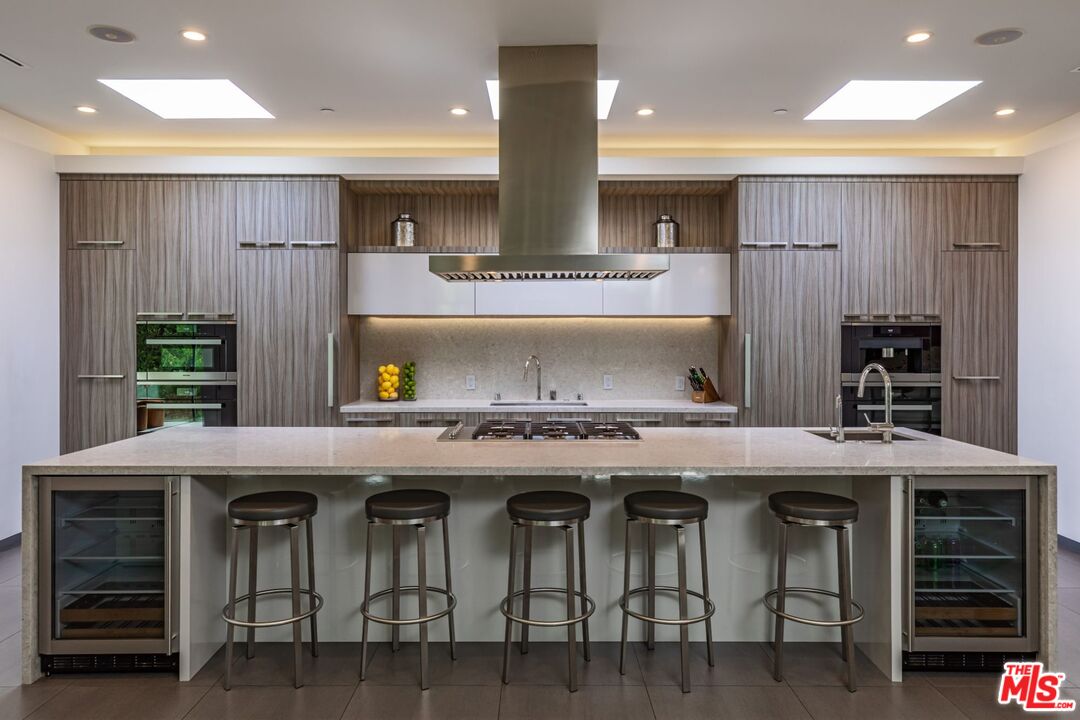 Beverly Hills, California, 90210, United States, 5 Bedrooms Bedrooms, ,9 BathroomsBathrooms,Residential,For Sale,1906570