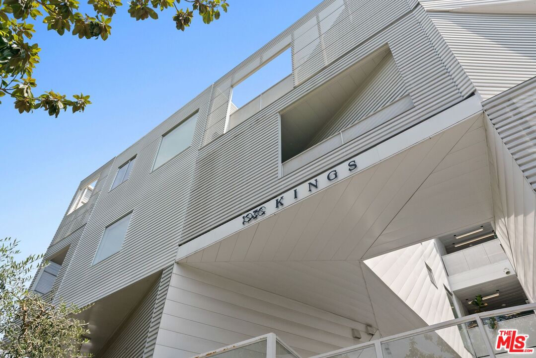 West Hollywood, California, 90069, United States, 2 Bedrooms Bedrooms, ,1 BathroomBathrooms,Residential,For Sale,1938792