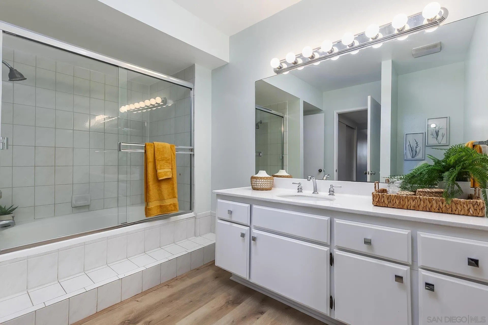 San Diego, California, 92110, United States, 1 Bedroom Bedrooms, ,1 BathroomBathrooms,Residential,For Sale,1970133