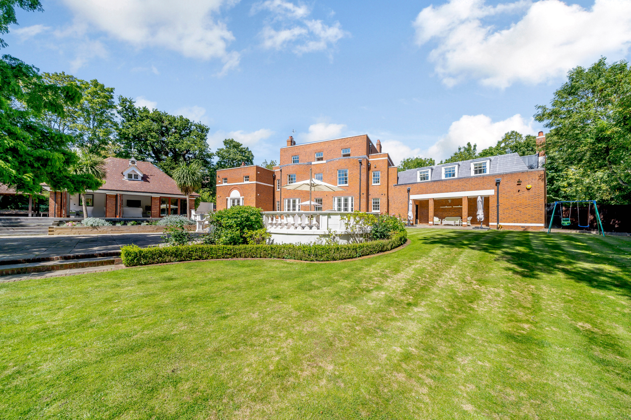  Grand Eight-Bedroom Estate with Pool and Guesthouse on Hadley Common - 物件實景