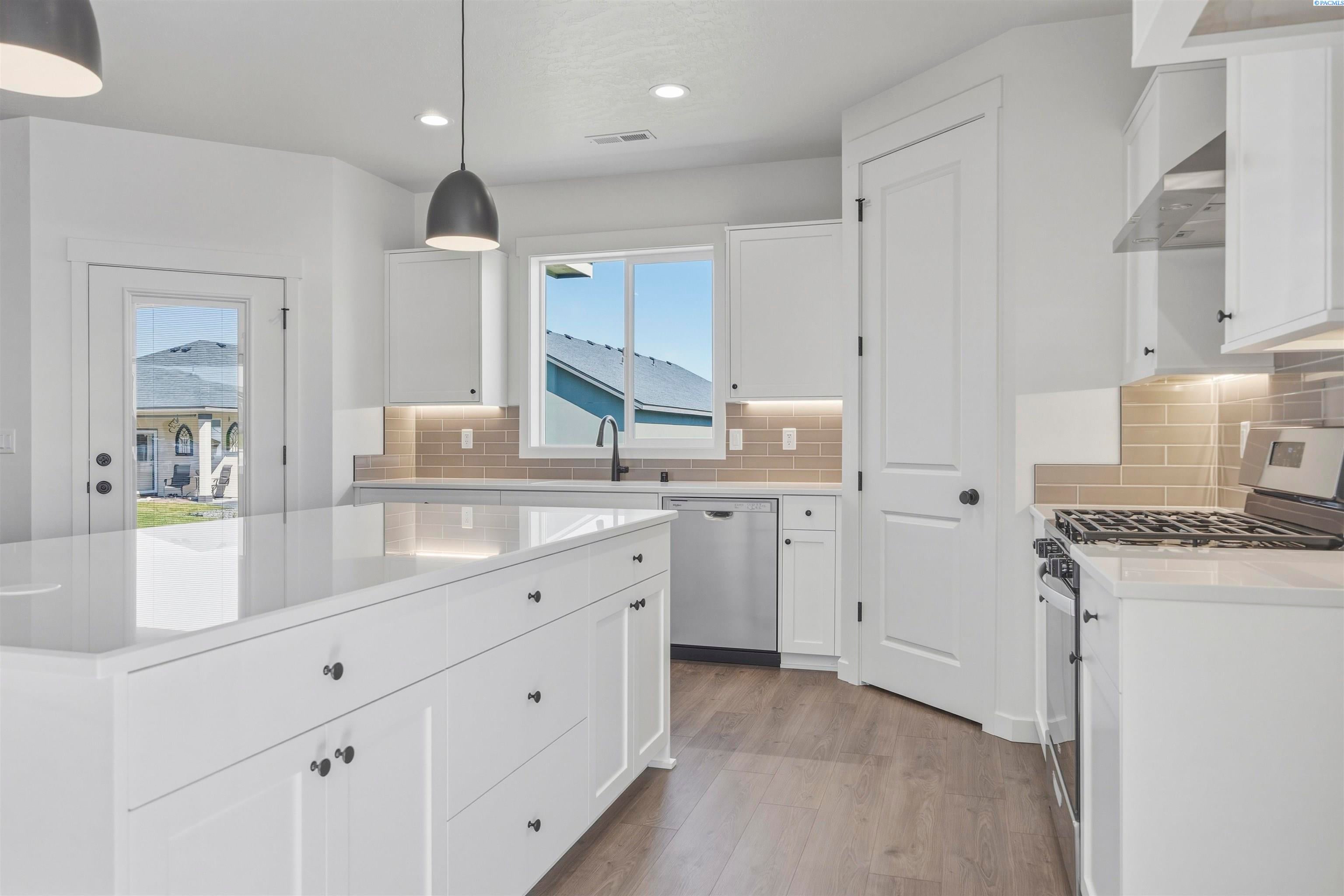 Richland, Washington, 99352, United States, 3 Bedrooms Bedrooms, ,3 BathroomsBathrooms,Residential,For Sale,2033532