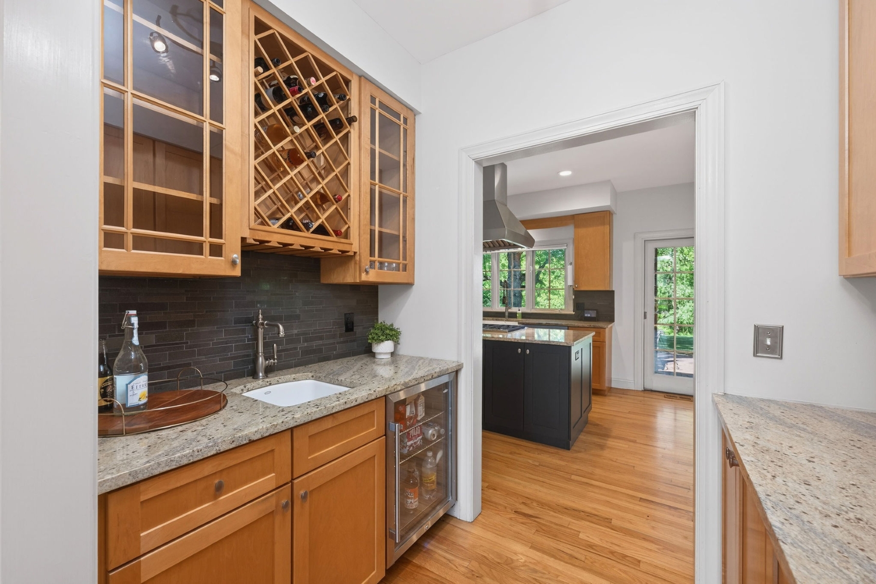  ?Hill View Farms? Neighborhood Colonial Offers Convenience and Tranquility - 物件實景