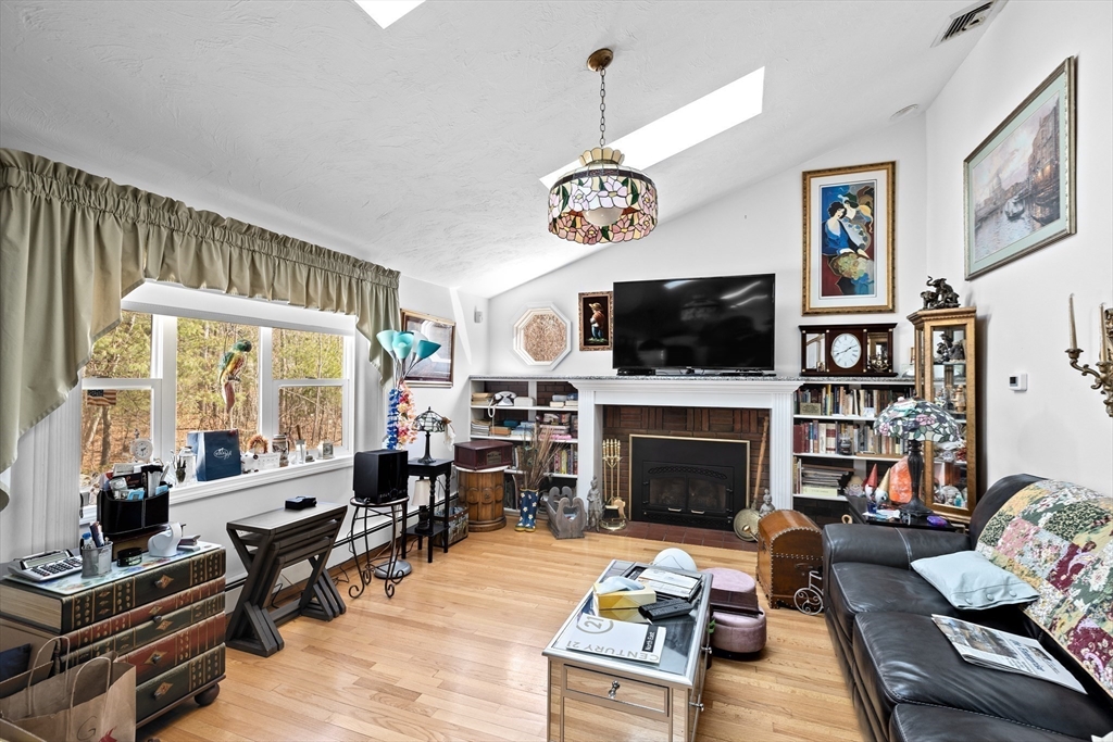 Easton, Massachusetts, 02375, United States, 3 Bedrooms Bedrooms, ,3 BathroomsBathrooms,Residential,For Sale,1975214