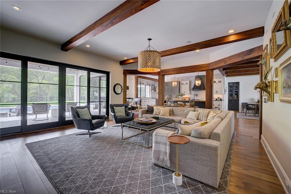 Williamstown, West Virginia, 26187, United States, 5 Bedrooms Bedrooms, ,8 BathroomsBathrooms,Residential,For Sale,1980118