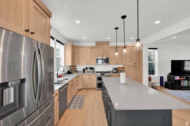 South Jordan, Utah, 84009, United States, 5 Bedrooms Bedrooms, ,4 BathroomsBathrooms,Residential,For Sale,2010357