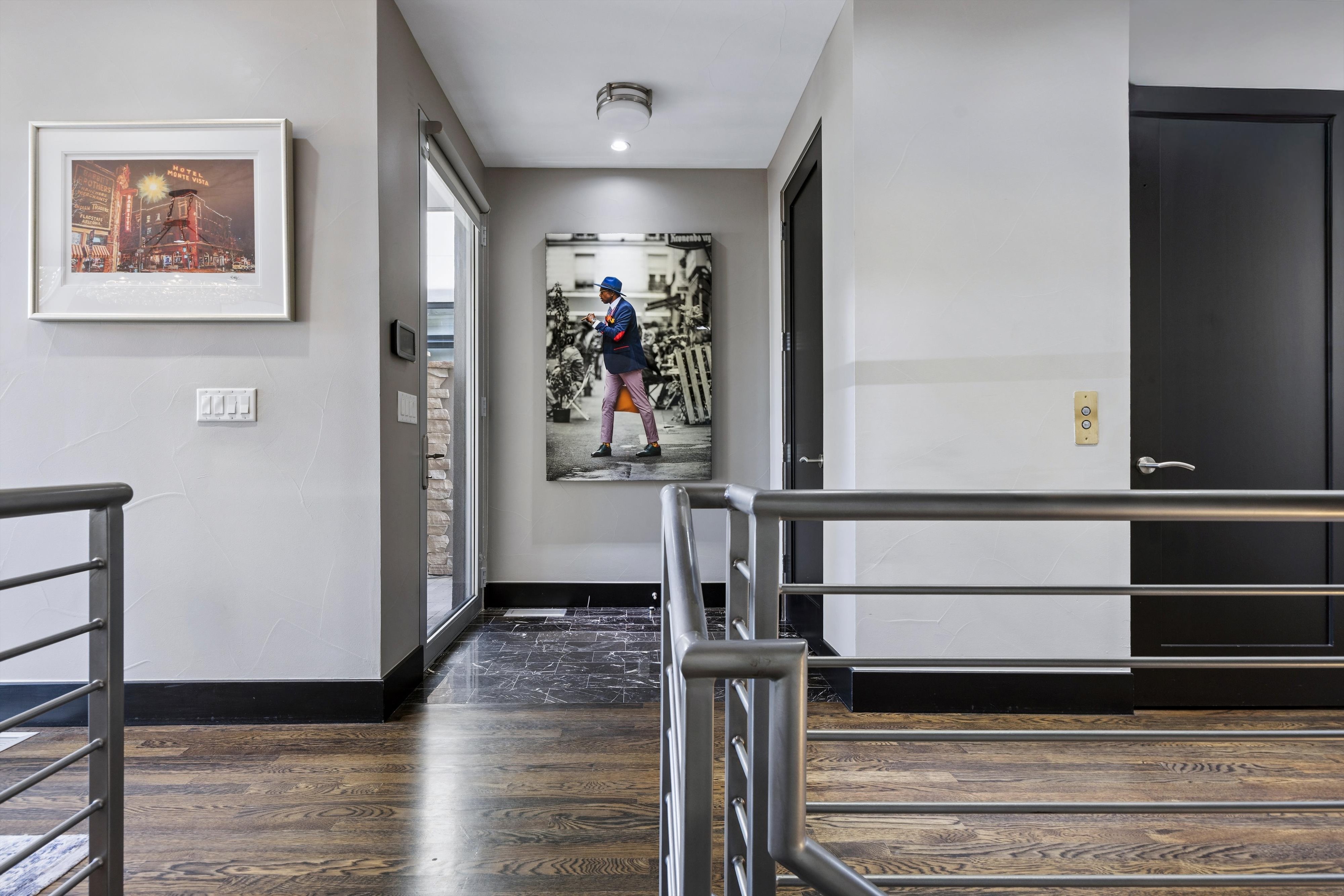  Contemporary residence combines sophisticated design with functional floor plan - 物件實景
