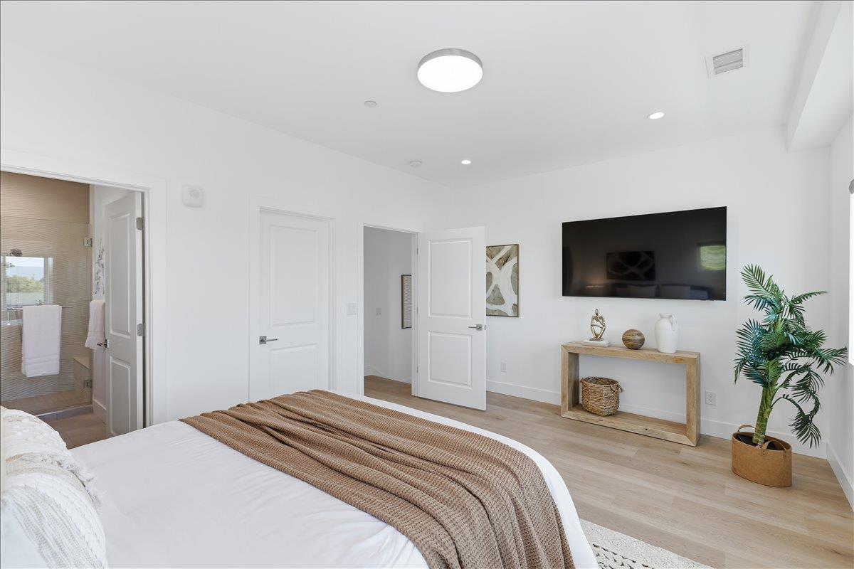 Mountain View, California, 94043, United States, 4 Bedrooms Bedrooms, ,4 BathroomsBathrooms,Residential,For Sale,1989678