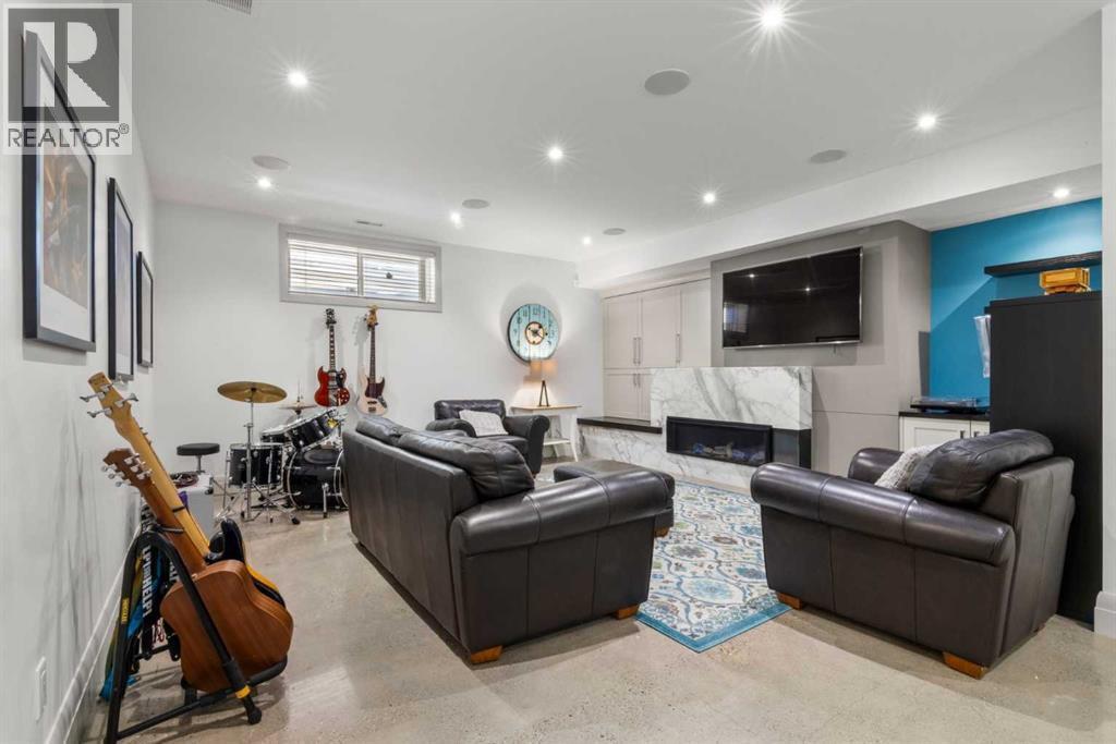 CALGARY, Alberta, T2E 2A7, CA, 5 Bedrooms Bedrooms, ,3 BathroomsBathrooms,Residential,For Sale,1947976