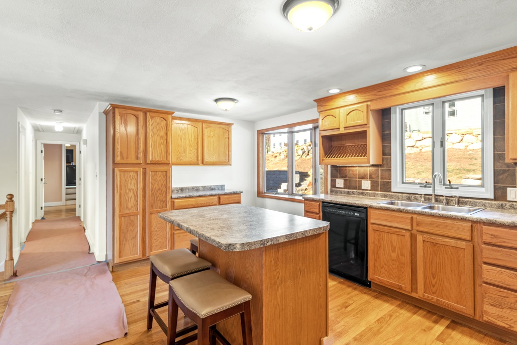 Billerica, Massachusetts, 01821, United States, 4 Bedrooms Bedrooms, ,4 BathroomsBathrooms,Residential,For Sale,1935395