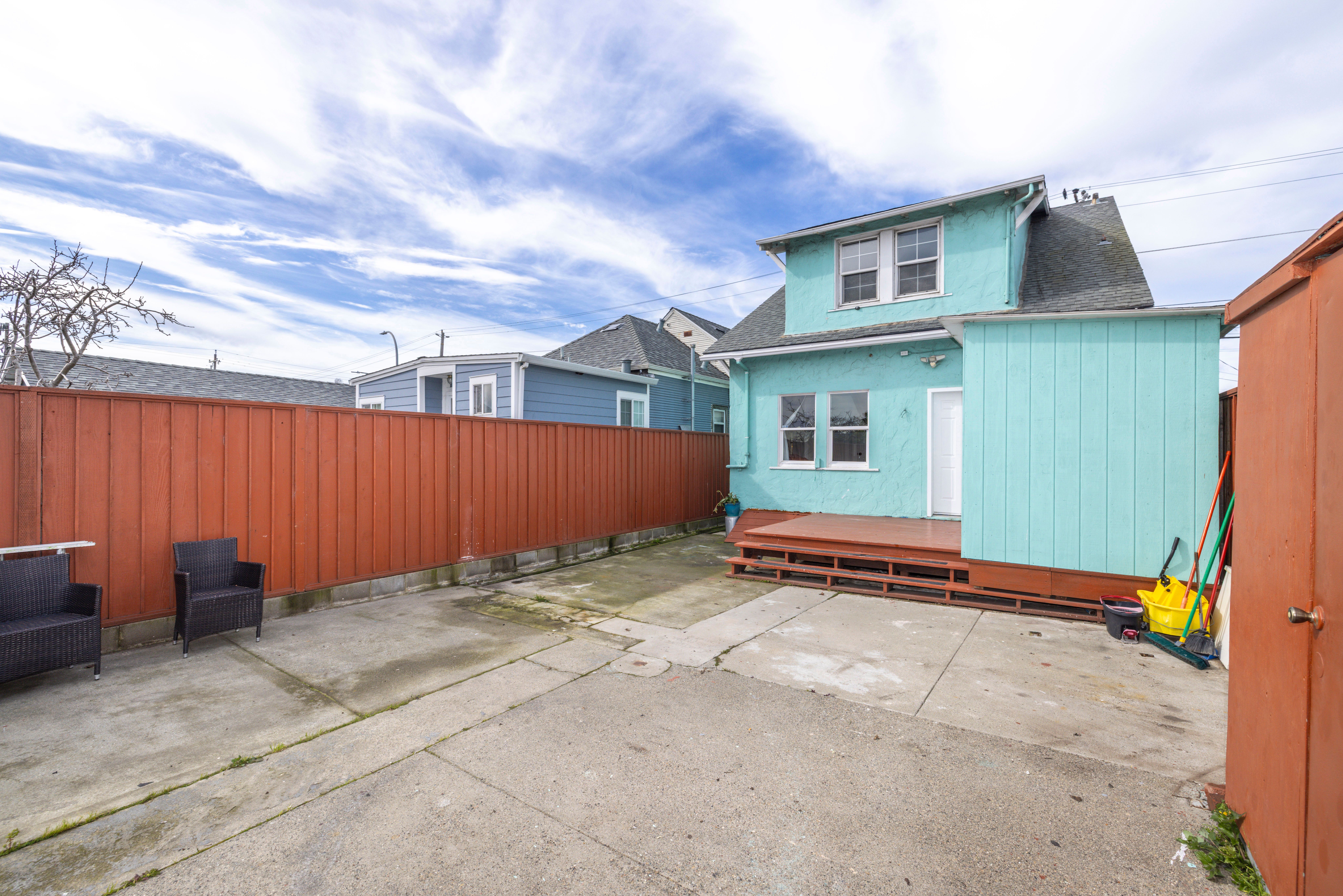  Spacious Two-Level Home with Large Backyard - 物件實景