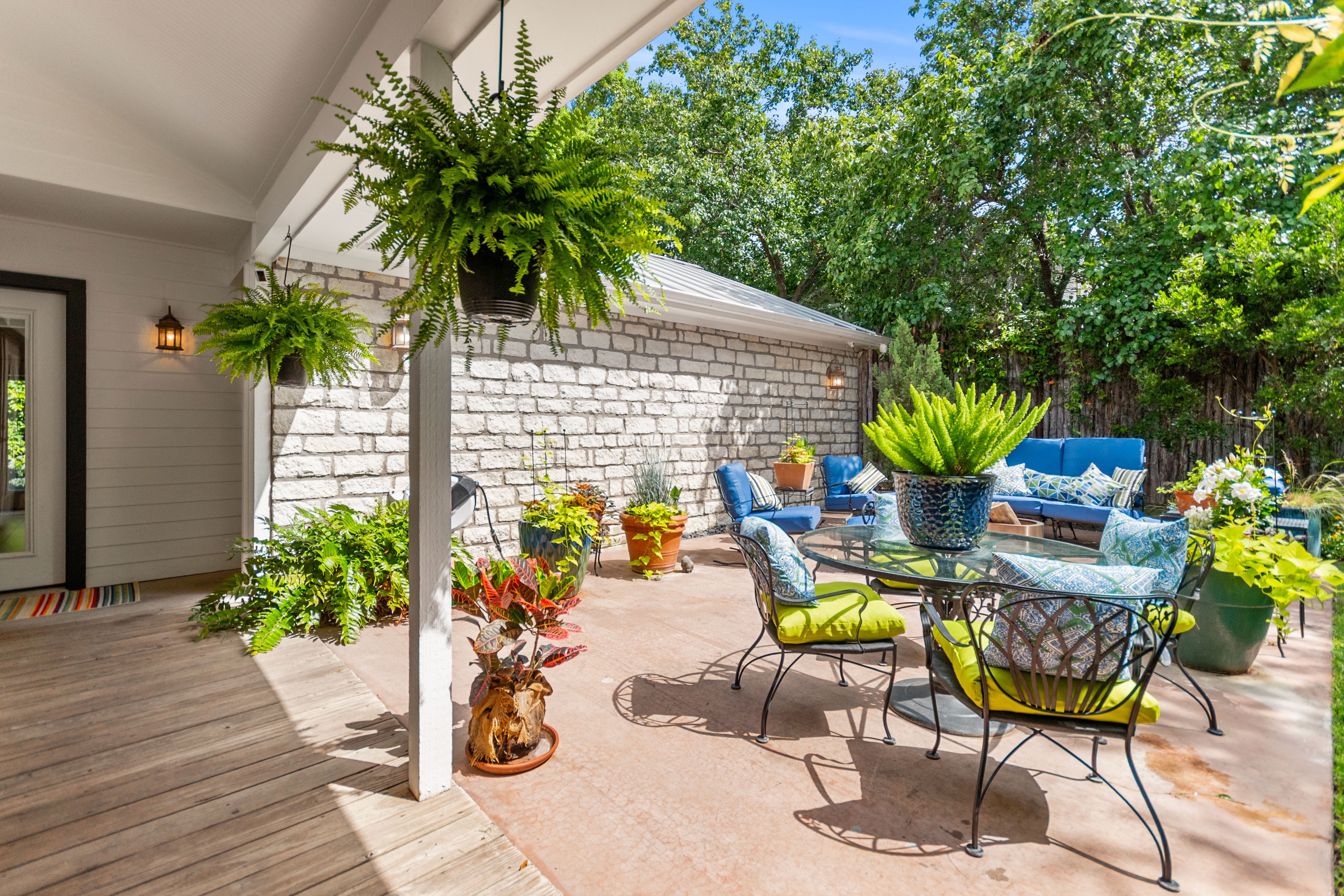  Privacy, Hill Country Charm and Income Potential - 物件實景