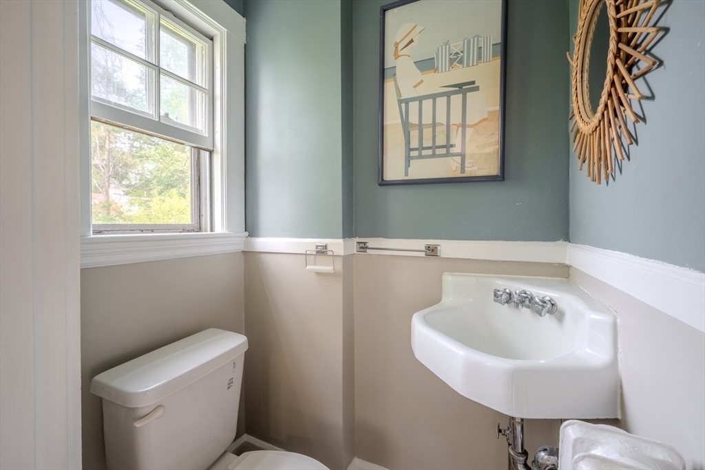 Newton, Massachusetts, 02461, United States, 3 Bedrooms Bedrooms, ,2 BathroomsBathrooms,Residential,For Sale,1934671