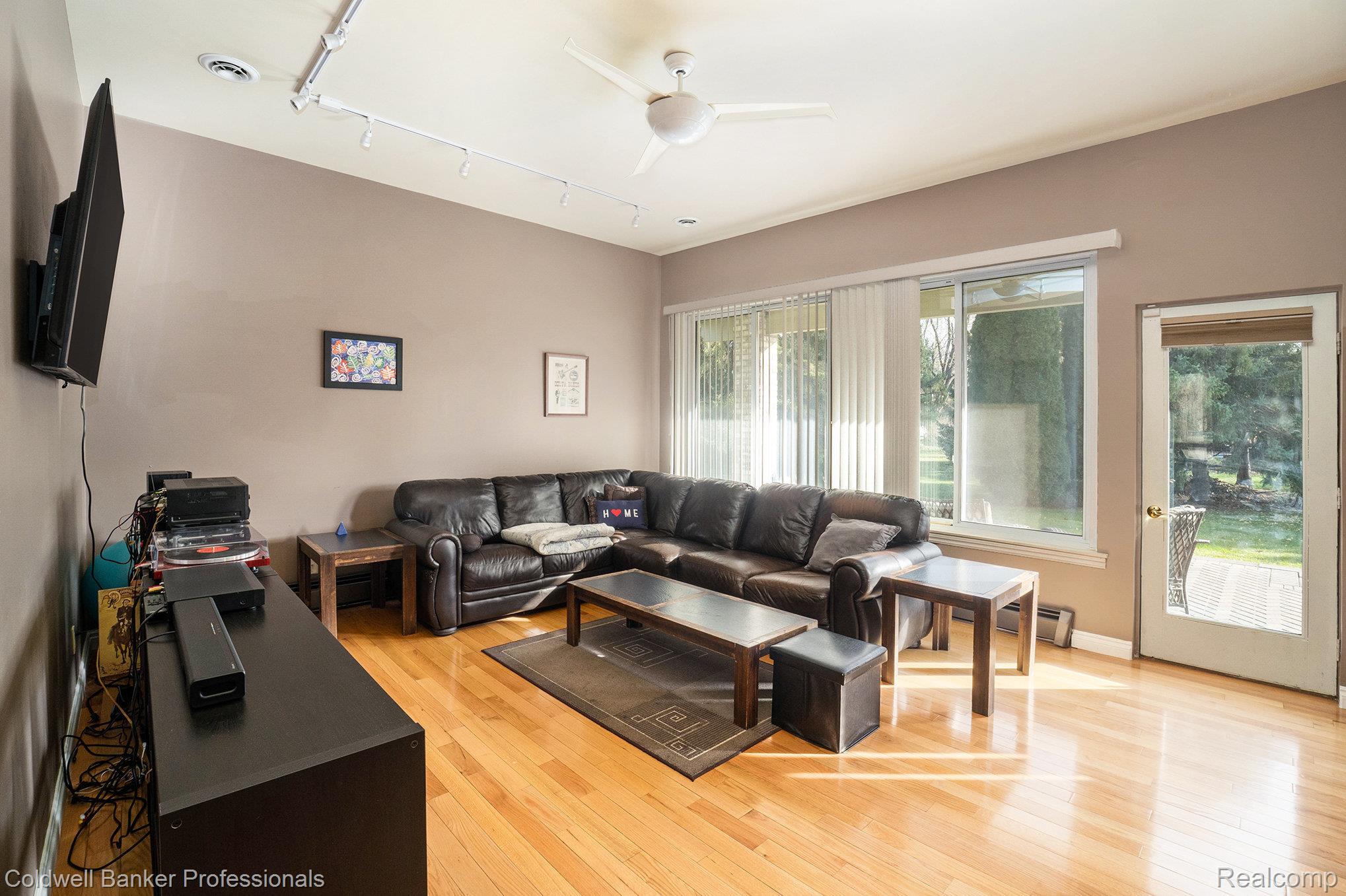 Highland, Michigan, 48356, United States, 4 Bedrooms Bedrooms, ,4 BathroomsBathrooms,Residential,For Sale,1994740