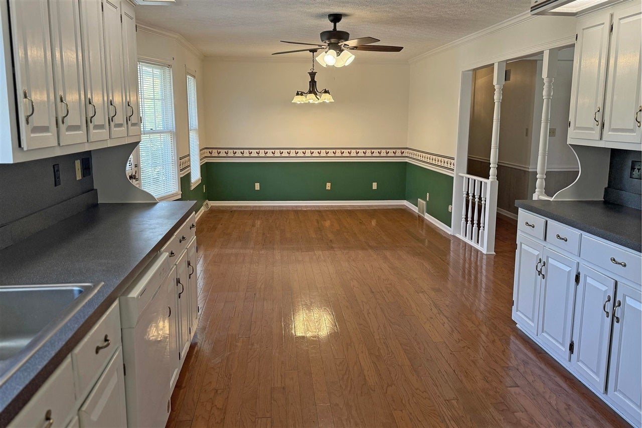 Scottsville, Kentucky, 42164, United States, 4 Bedrooms Bedrooms, ,3 BathroomsBathrooms,Residential,For Sale,1995978