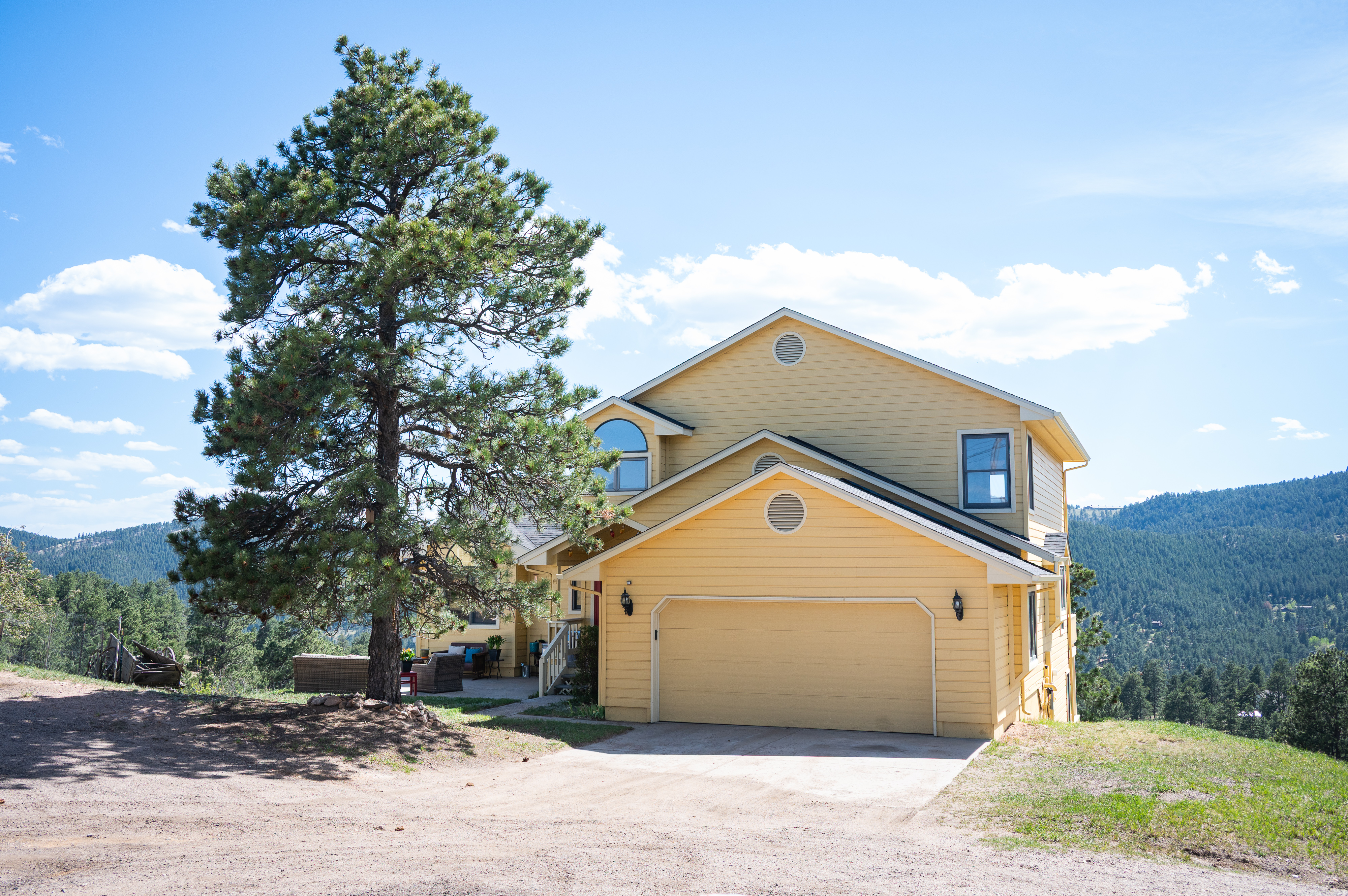  Tucked into the Foothills of the Rocky Mountains your majestic paradise awaits - 物件實景