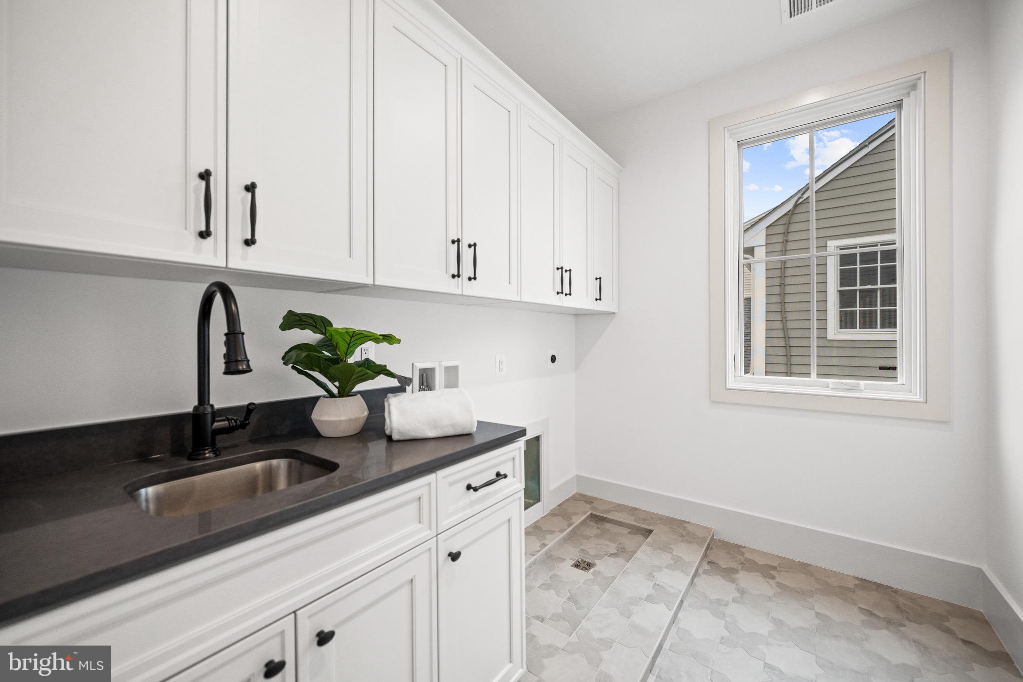 Arlington, Virginia, 22207, United States, 4 Bedrooms Bedrooms, ,5 BathroomsBathrooms,Residential,For Sale,1990203