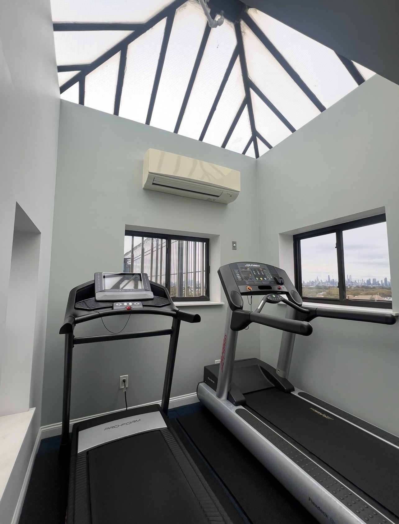 Glendale, New York, 11385, United States, 2 Bedrooms Bedrooms, ,2 BathroomsBathrooms,Residential,For Sale,1987911