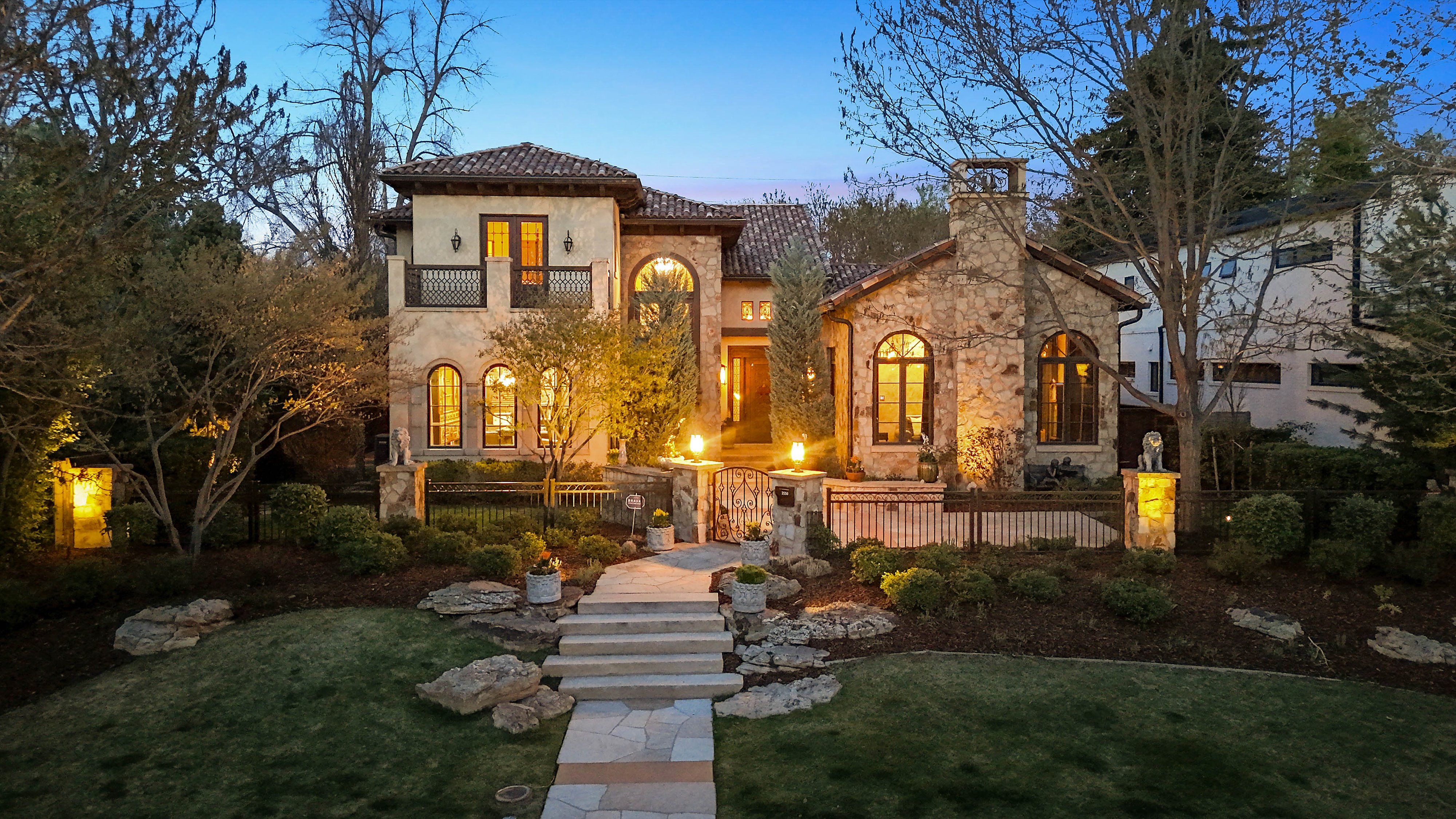  Rare Spanish Colonial Revival Home in One of Observatory Park - 物件實景