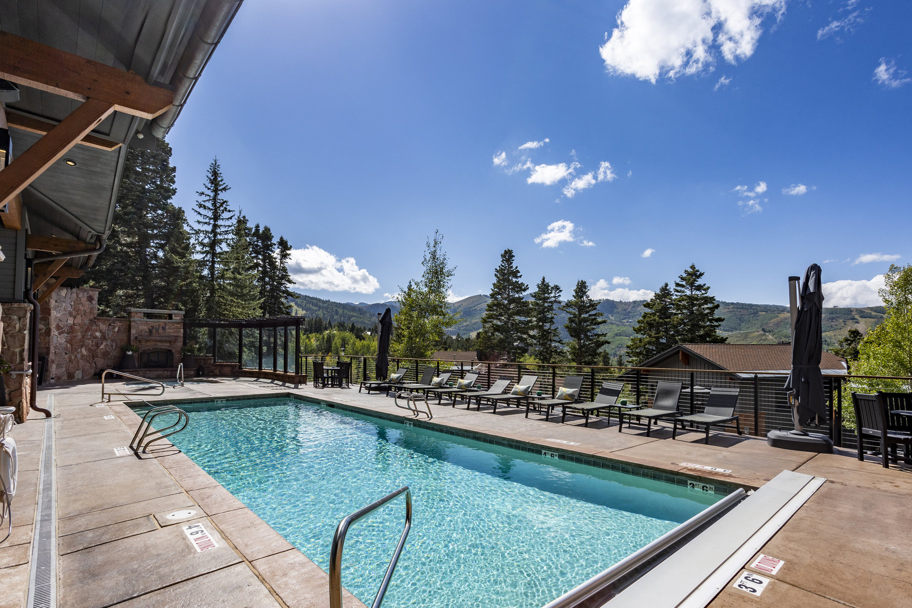  Rare End Unit in Stag Lodge with Unmatched Views & Ski Access - 物件實景