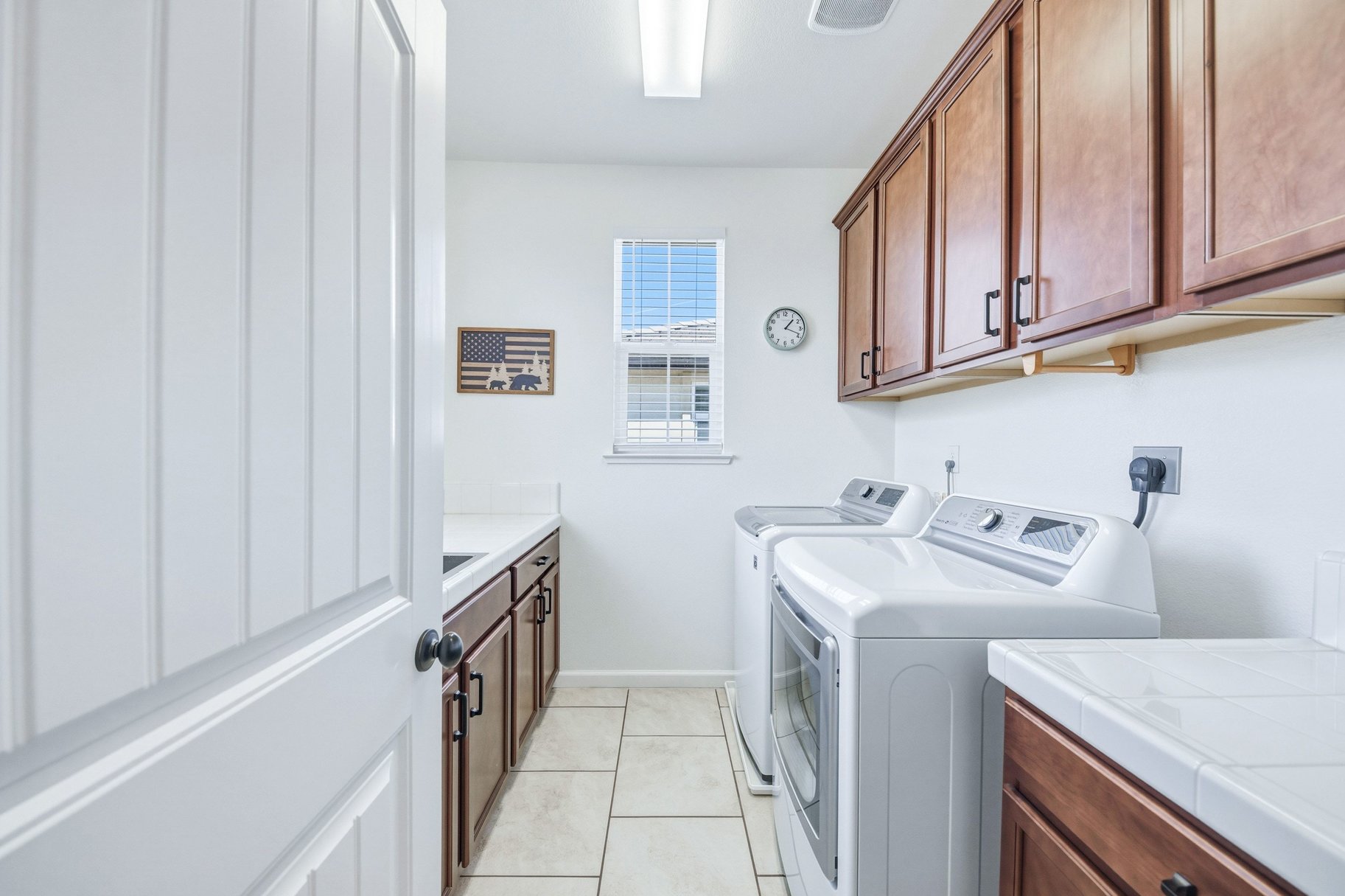  Turn-Key Home Close to Parks, Shopping & Trails - 物件實景