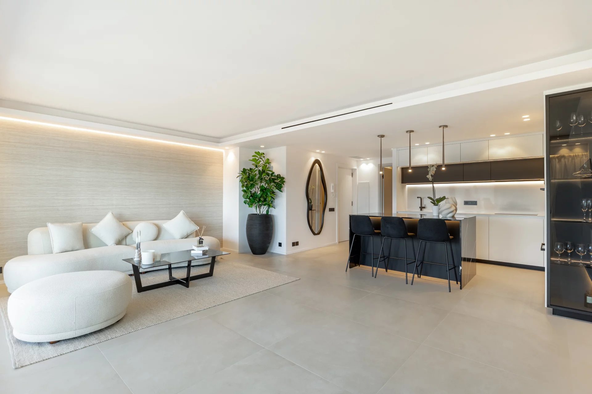 Nice, Provence-Alpes-Côte d’Azur, 06000, FR, 2 Bedrooms Bedrooms, ,Residential,For Sale,1998123