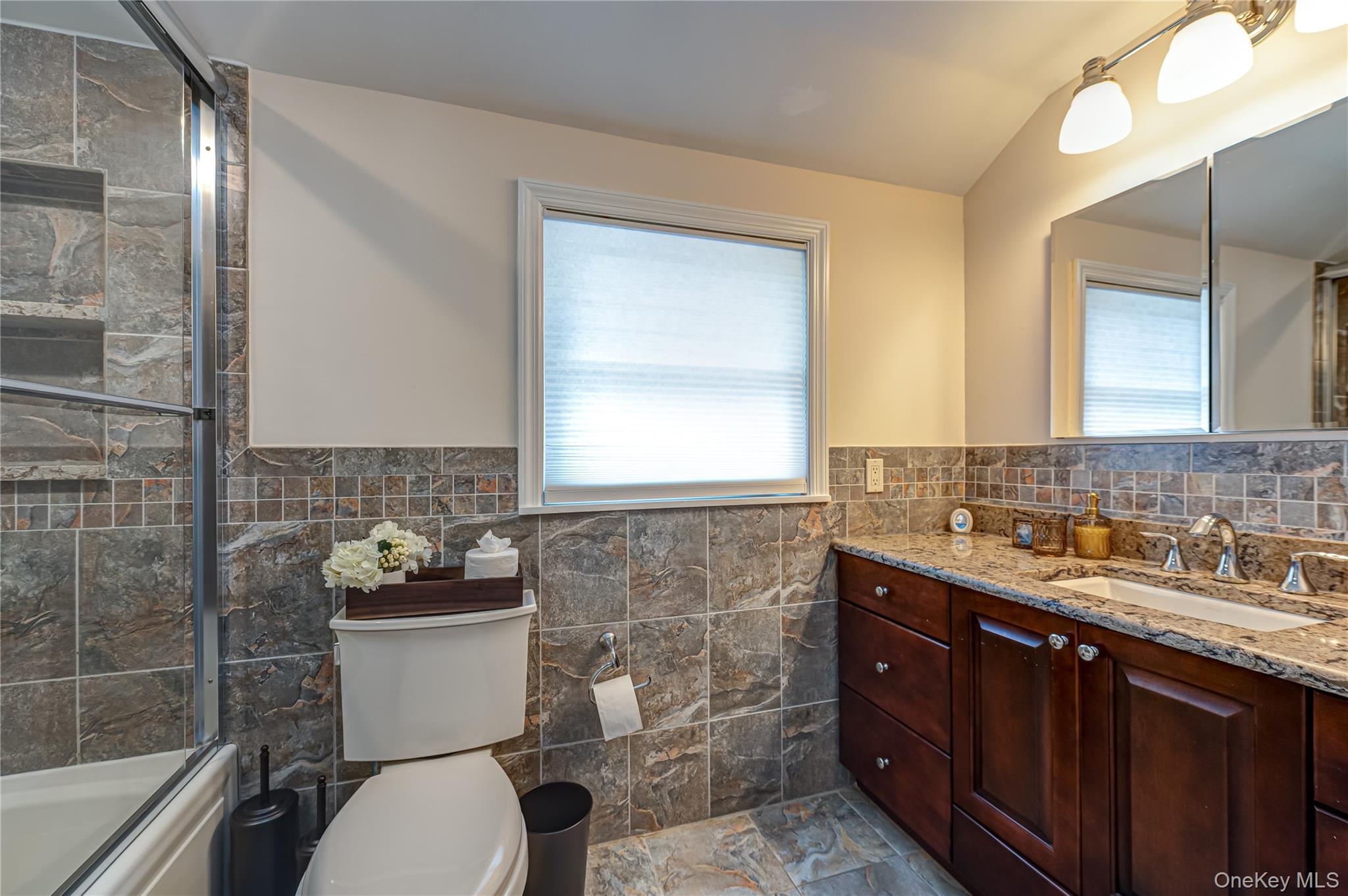  16 Sussex Lane, Lake Grove, NY, 11755 - 物件實景