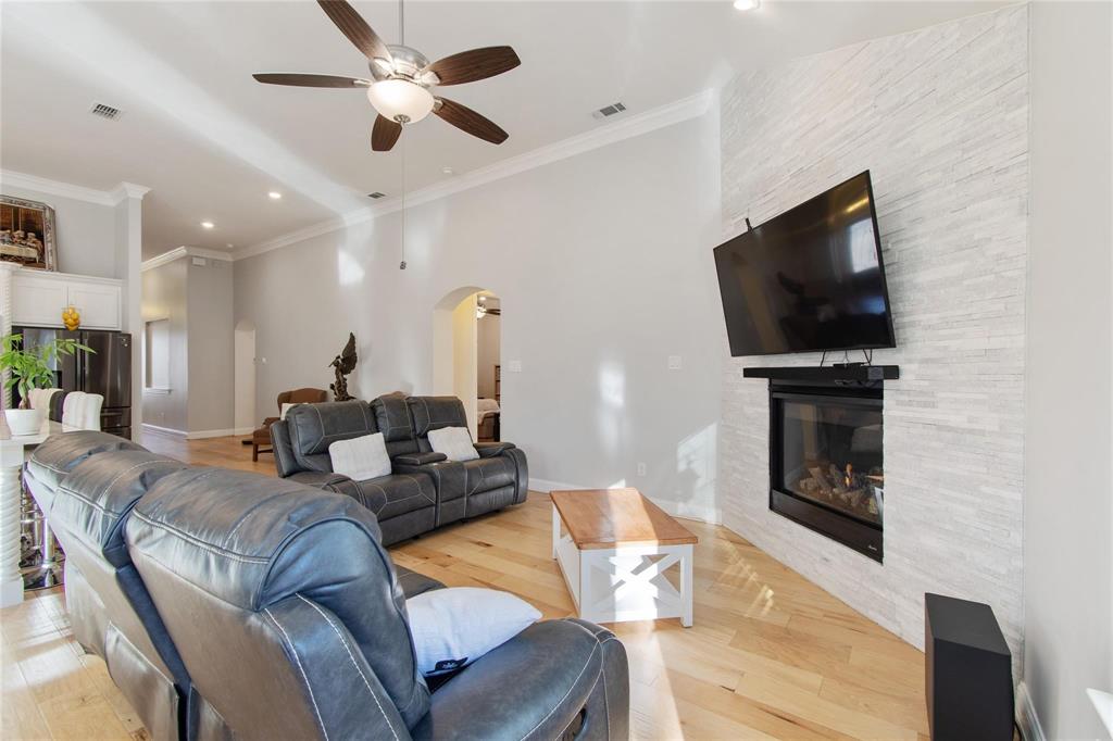 Dallas, Texas, 75212, United States, 3 Bedrooms Bedrooms, ,2 BathroomsBathrooms,Residential,For Sale,2037403