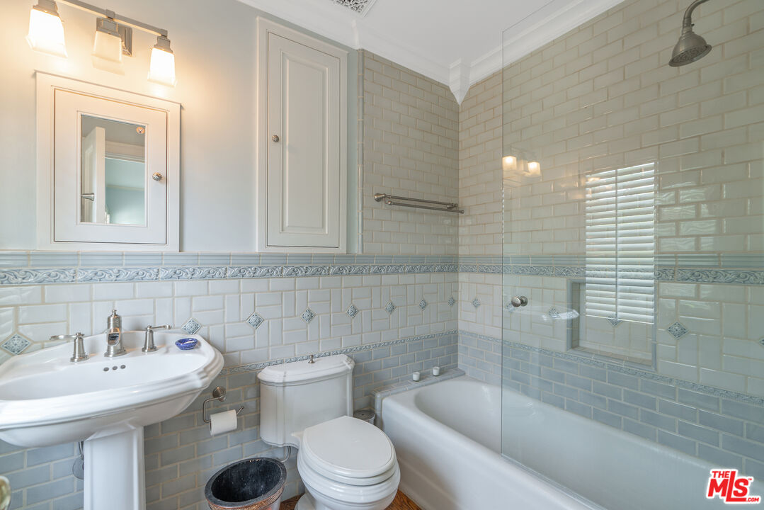 Los Angeles, California, 90004, United States, 6 Bedrooms Bedrooms, ,7 BathroomsBathrooms,Residential,For Sale,1907510