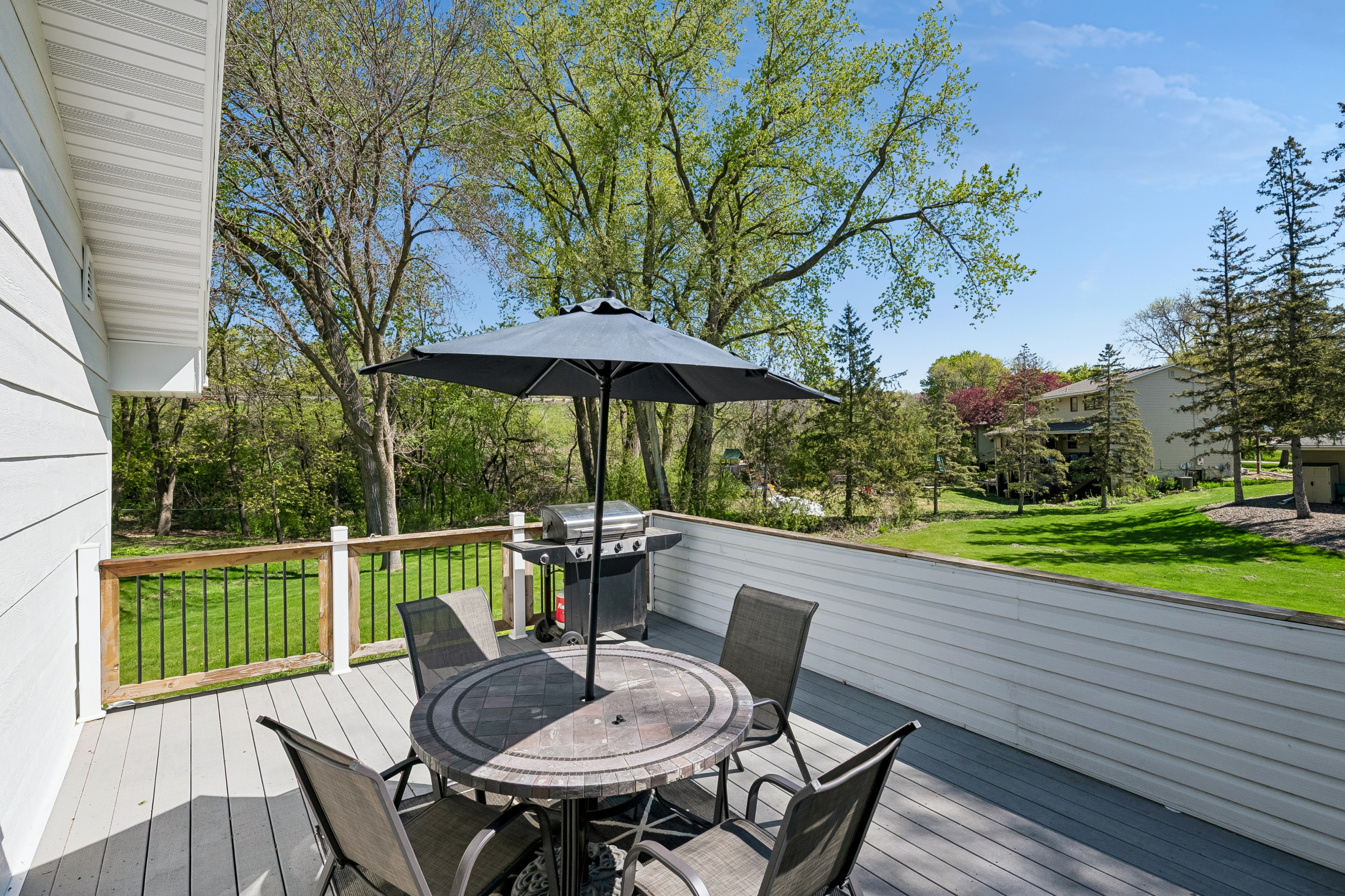  Sunlit Rambler Retreat with Exceptional Outdoor Possibilities - 物件實景