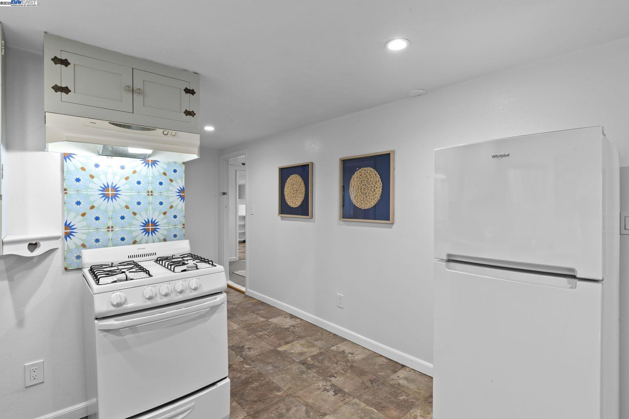 Oakland, California, 94606, United States, 3 Bedrooms Bedrooms, ,2 BathroomsBathrooms,Residential,For Sale,1839089