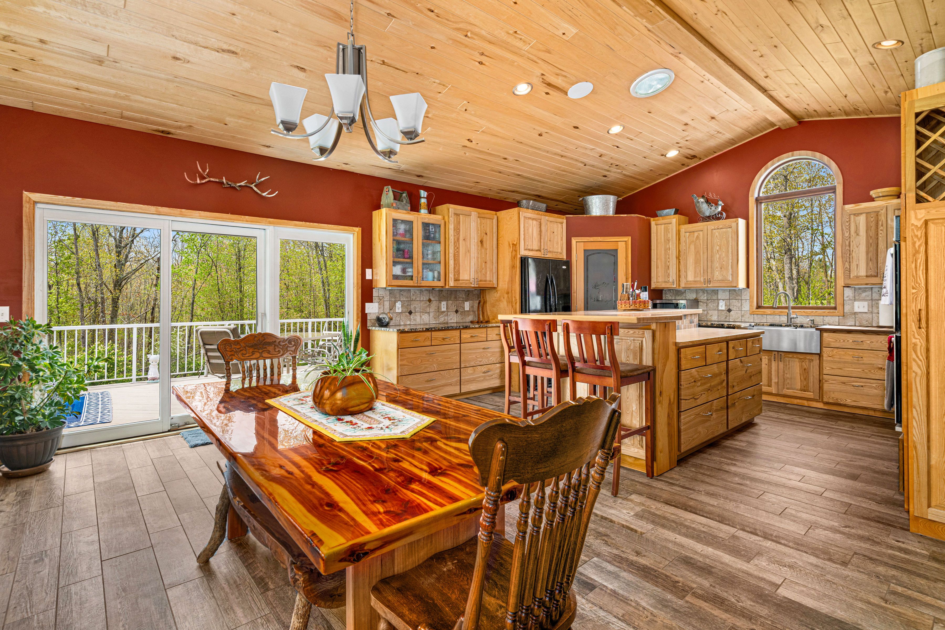  Luxury Woodland Retreat with Custom Craftsmanship and Treehouse Escape - 物件實景