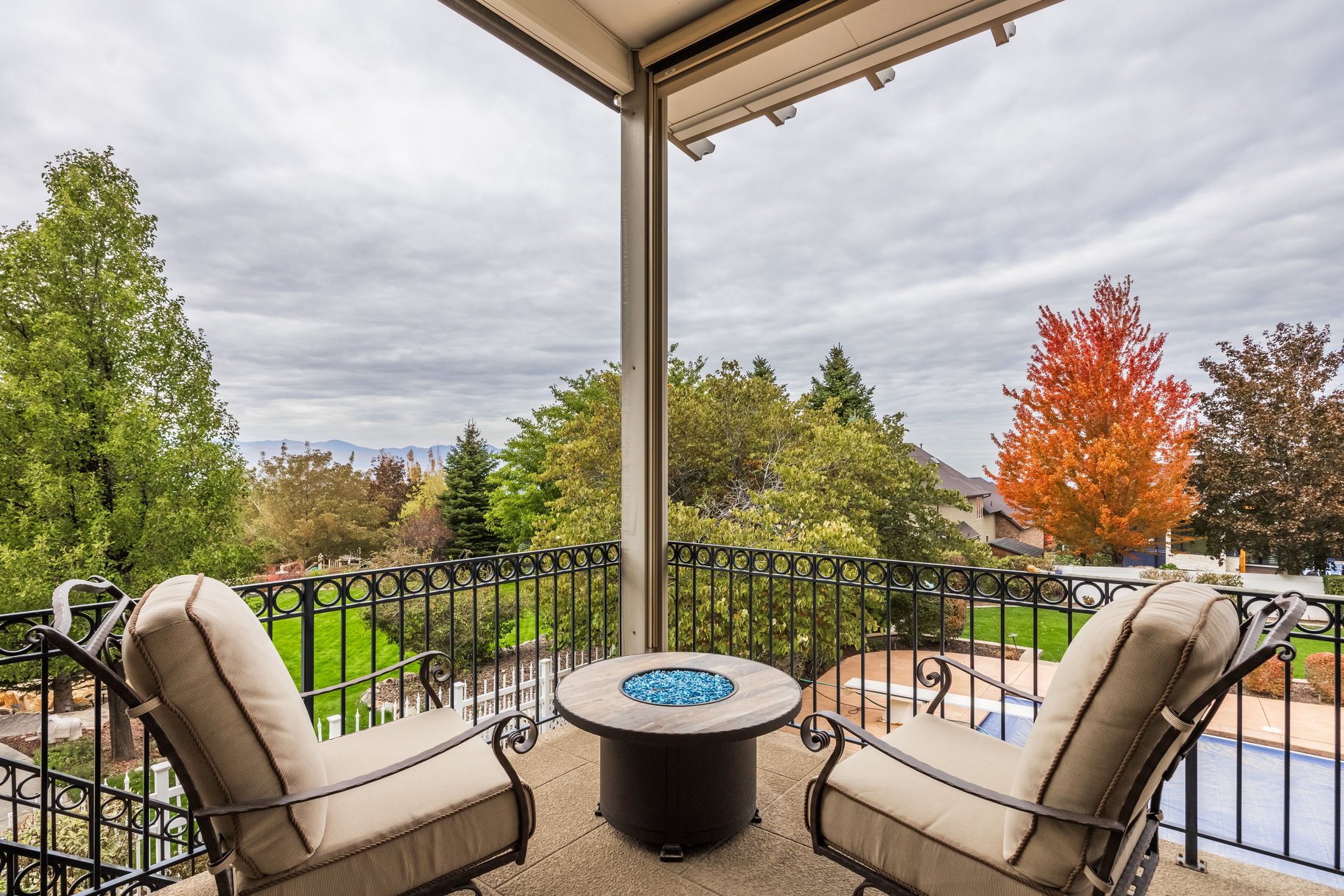  Stately Gated-Community Estate on Nearly Half an Acre: Vaulted Ceilings, Valley - 物件實景