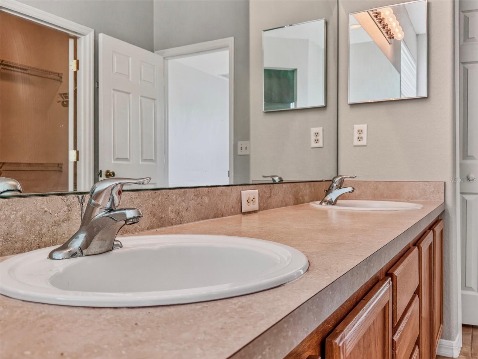 WINTER GARDEN, Florida, 34787, United States, 5 Bedrooms Bedrooms, ,3 BathroomsBathrooms,Residential,For Sale,1974111