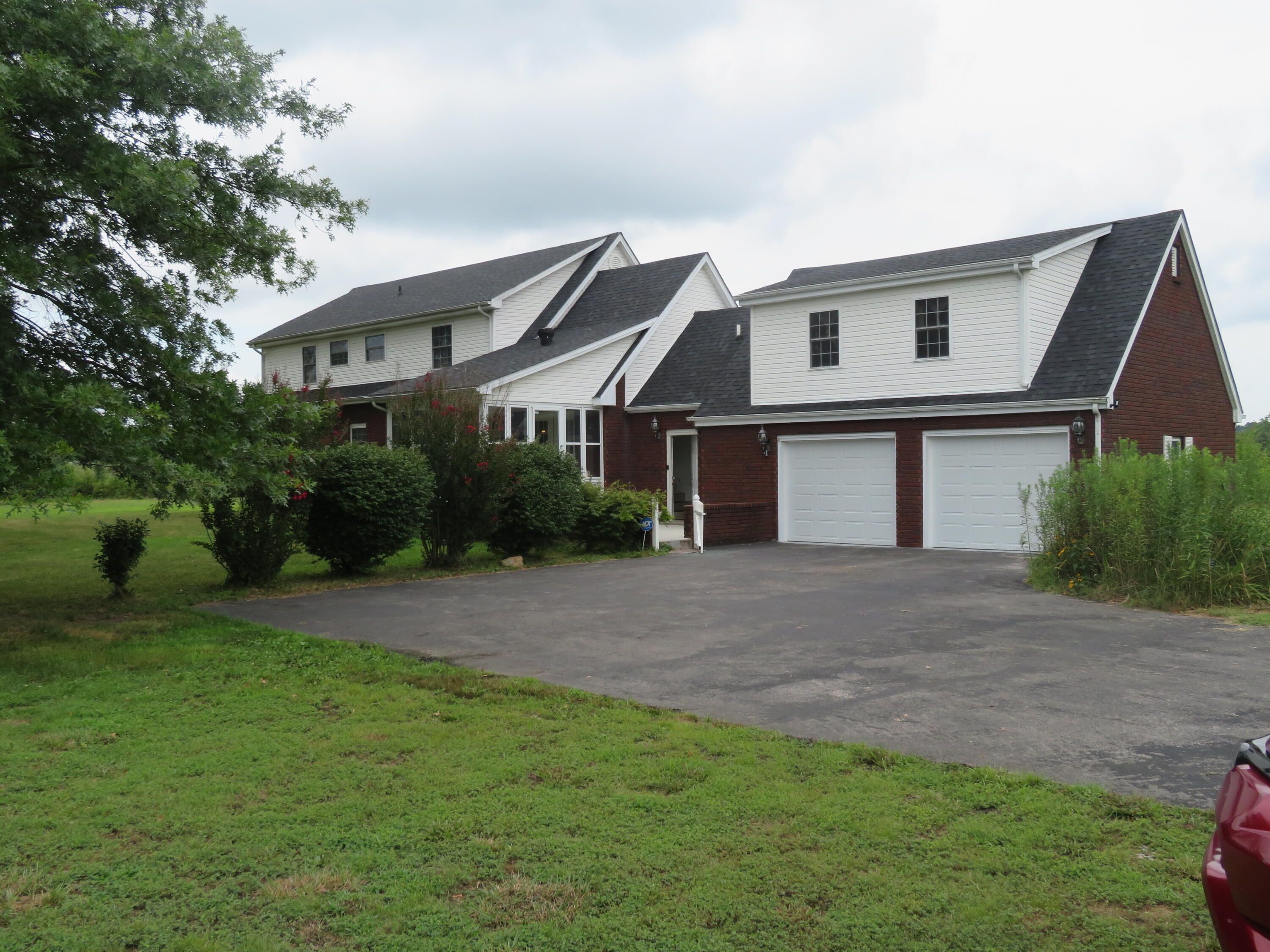 Jeffersonville, Kentucky, 40337, United States, 5 Bedrooms Bedrooms, ,4 BathroomsBathrooms,Residential,For Sale,1989610