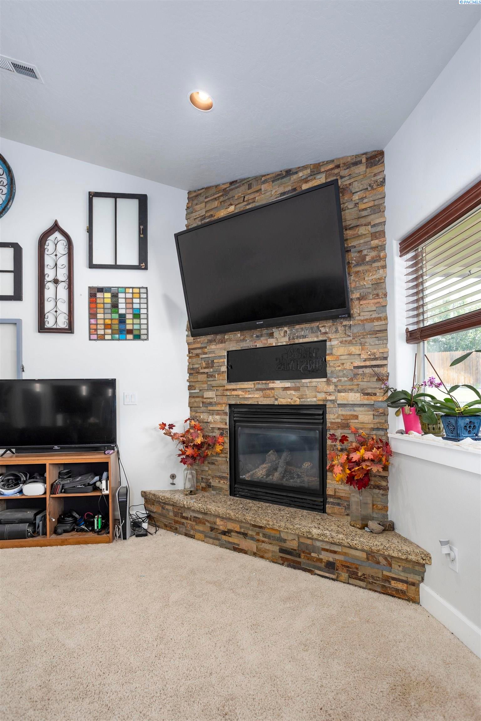 West Richland, Washington, 99353, United States, 4 Bedrooms Bedrooms, ,2 BathroomsBathrooms,Residential,For Sale,1944787
