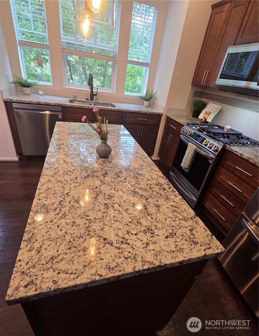 EVERETT, Washington, 98208, United States, 2 Bedrooms Bedrooms, ,3 BathroomsBathrooms,Residential,For Sale,1948588