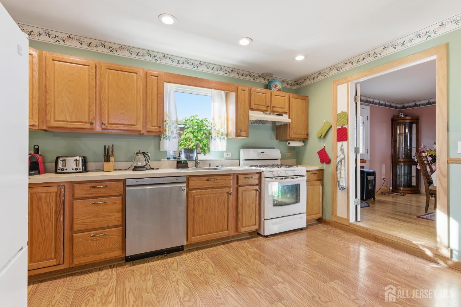 South Amboy, New Jersey, 08879, United States, 3 Bedrooms Bedrooms, ,2 BathroomsBathrooms,Residential,For Sale,2005164