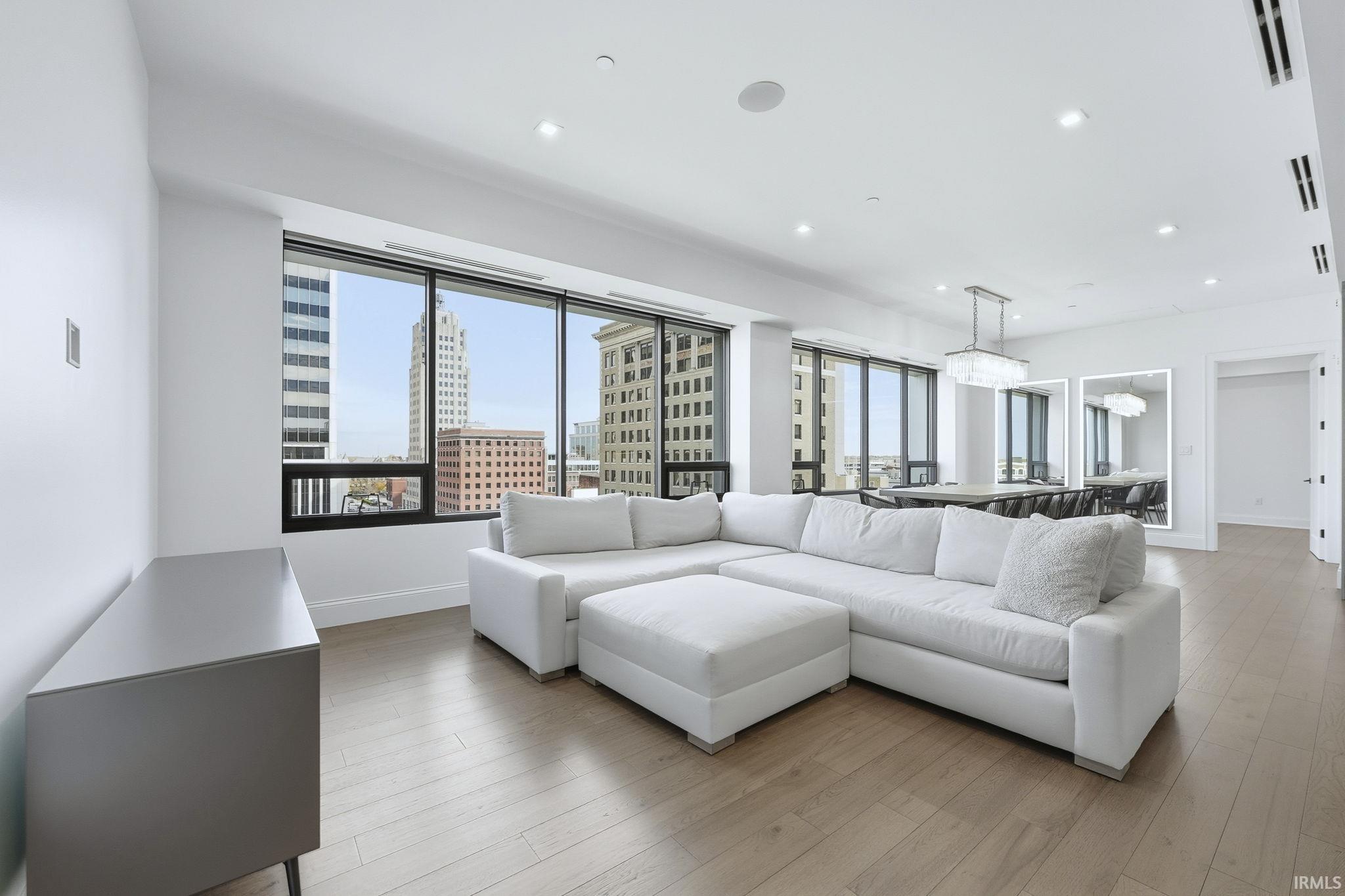 Fort Wayne, Indiana, 46802, United States, 2 Bedrooms Bedrooms, ,3 BathroomsBathrooms,Residential,For Sale,1987044