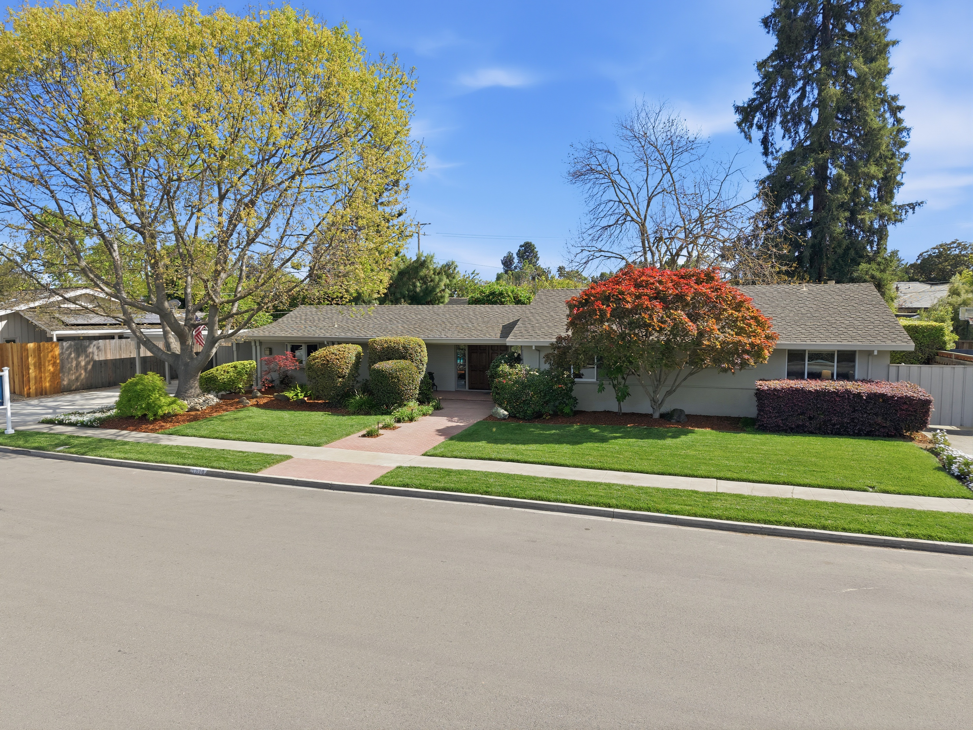  Single-Level Rancher in Coveted Neighborhood - 物件實景