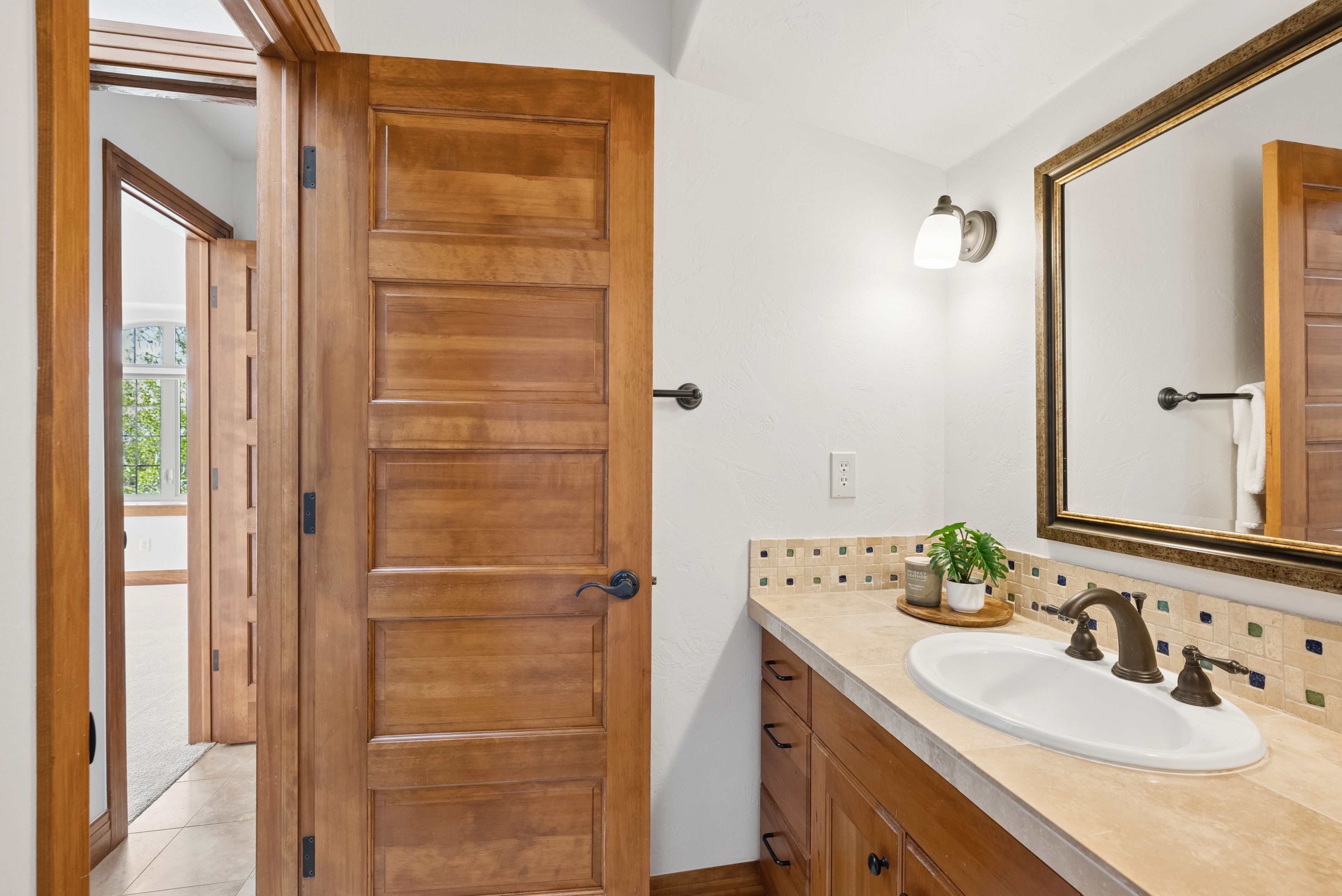  Set high on a hill in The Timbers and backing to open space - 物件實景