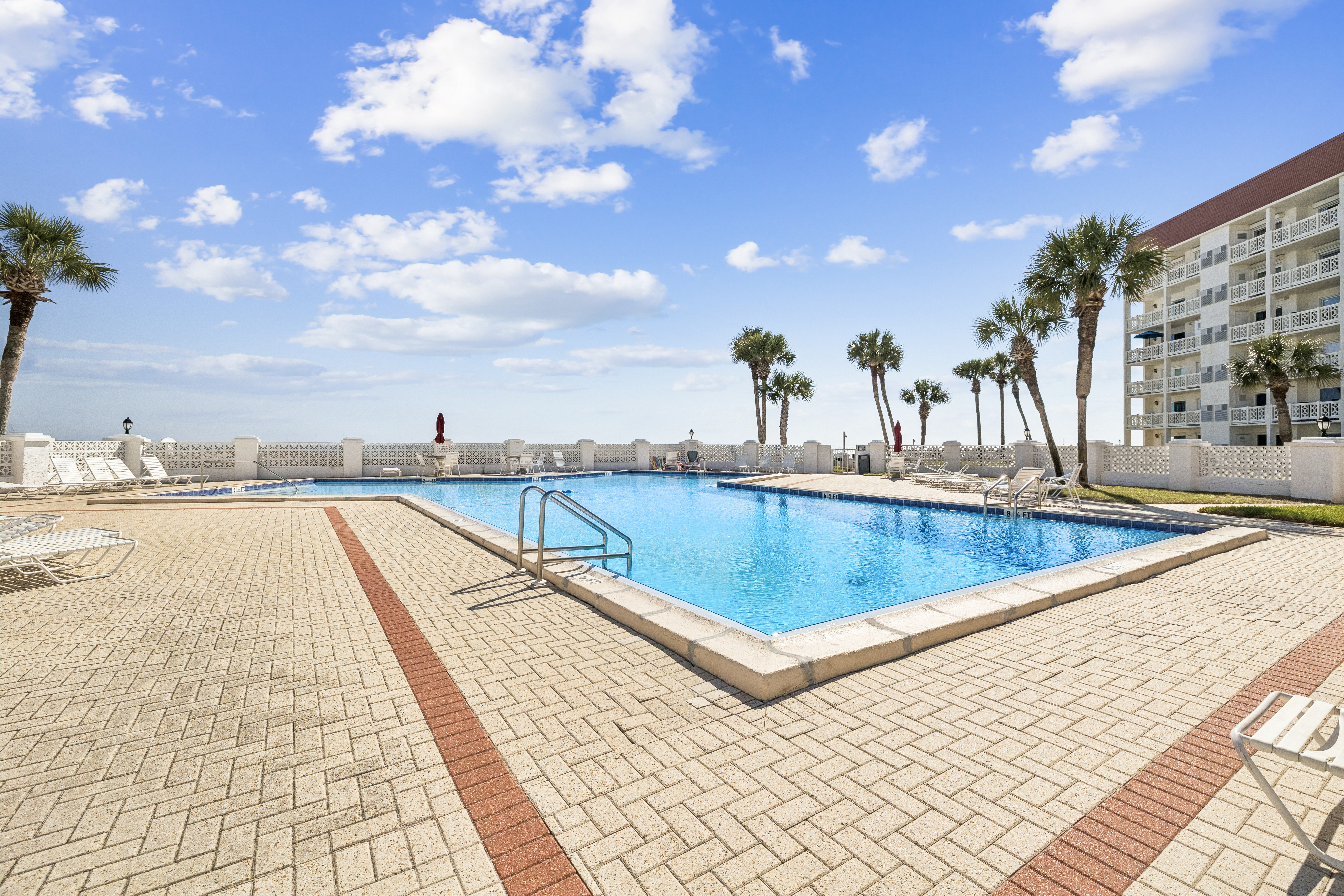  Gulf-Front Corner Retreat In Sought-After Community Near Amenities - 物件實景