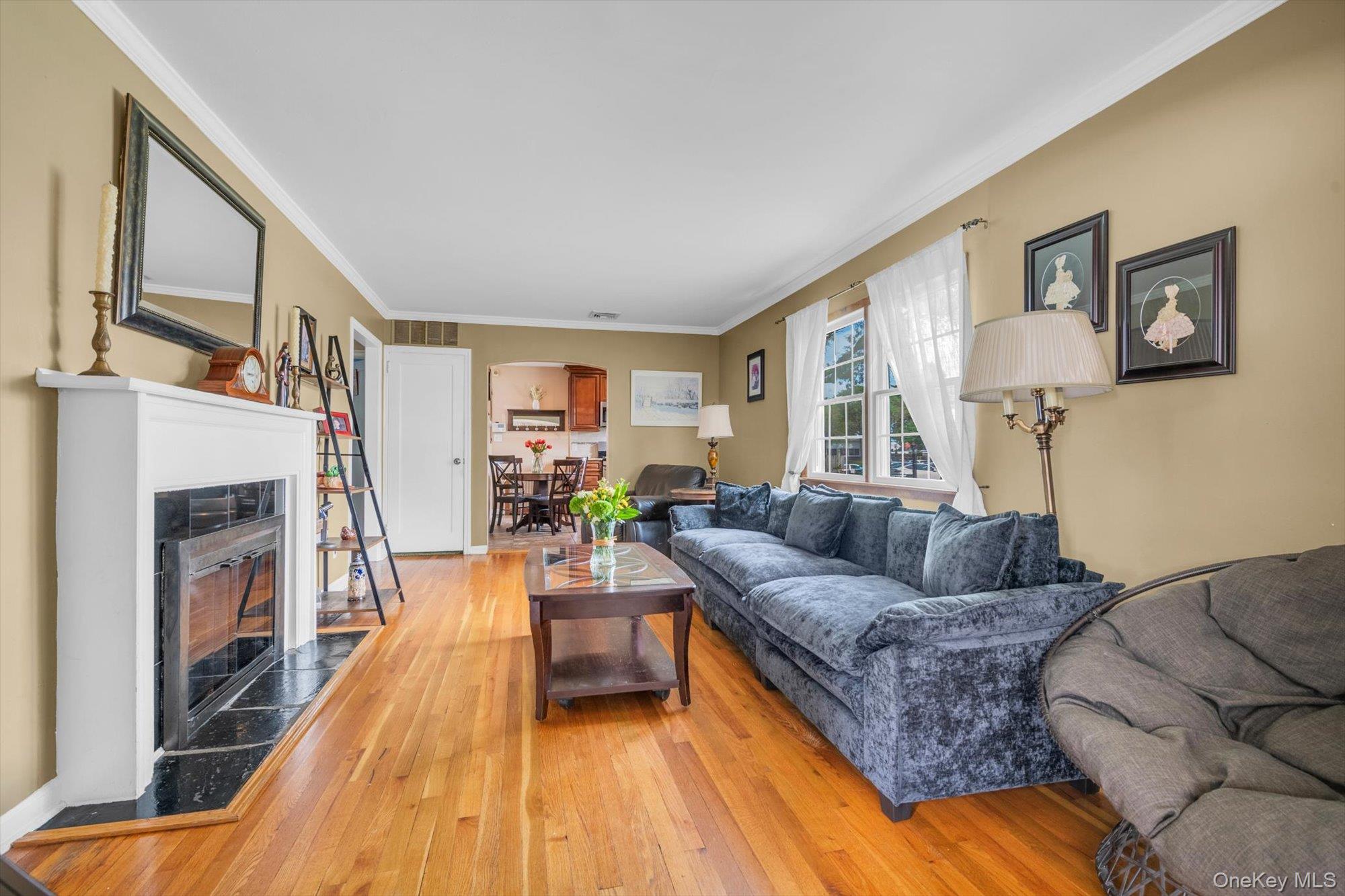 Hicksville, New York, 11801, United States, 3 Bedrooms Bedrooms, ,2 BathroomsBathrooms,Residential,For Sale,1950736