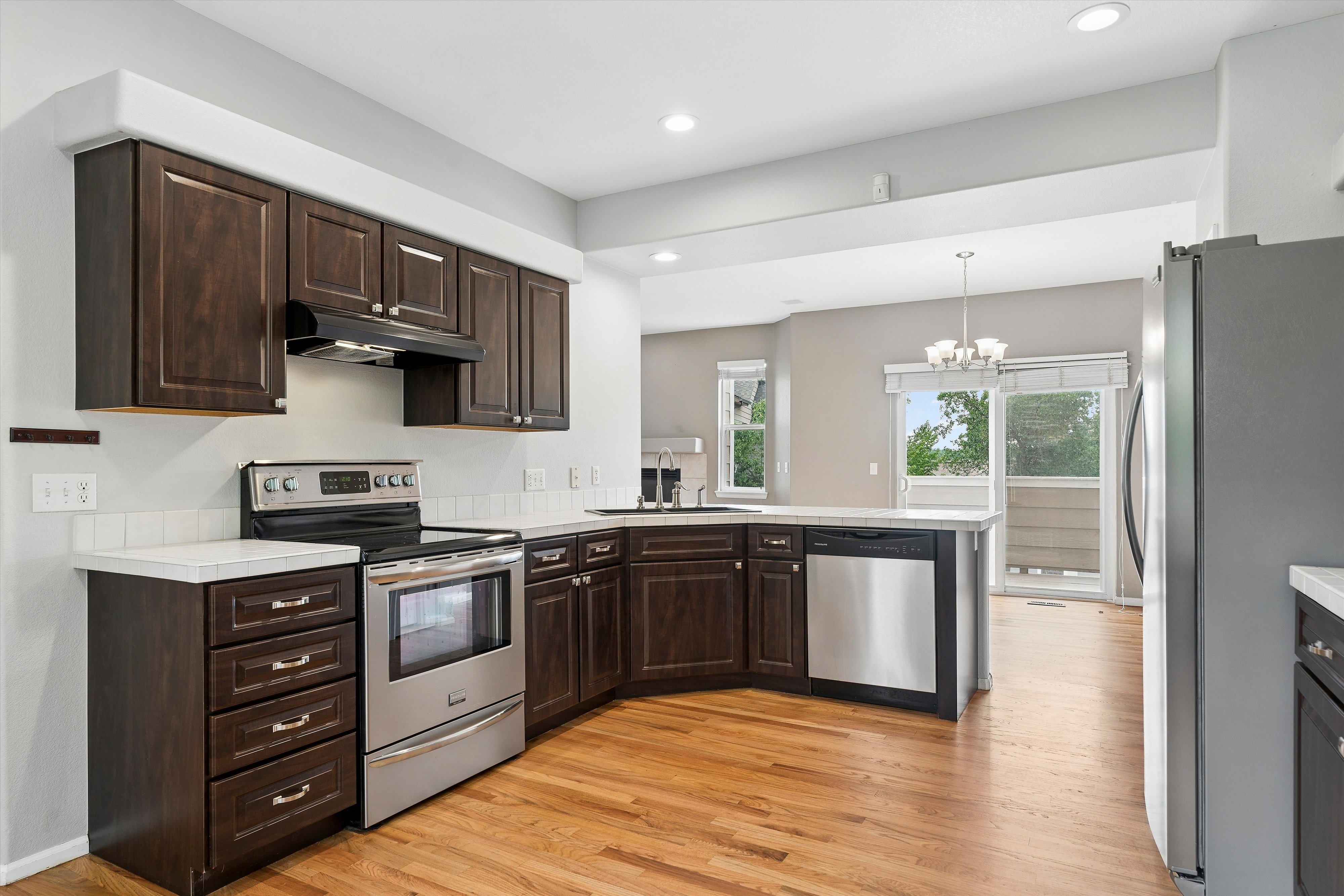  Beautifully maintained three-level townhome - 物件實景