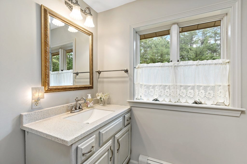 Kingston, Massachusetts, 02364, United States, 3 Bedrooms Bedrooms, ,2 BathroomsBathrooms,Residential,For Sale,1975778