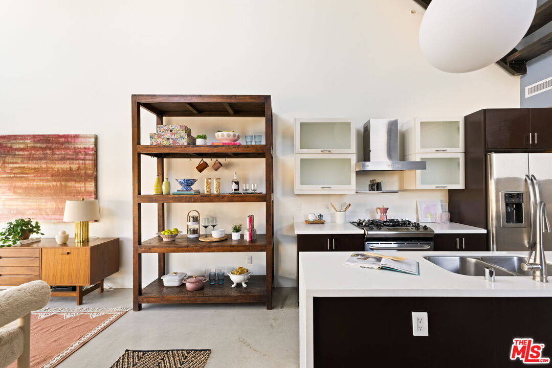 Los Angeles, California, 90038, United States, 2 Bedrooms Bedrooms, ,2 BathroomsBathrooms,Residential,For Sale,1917105