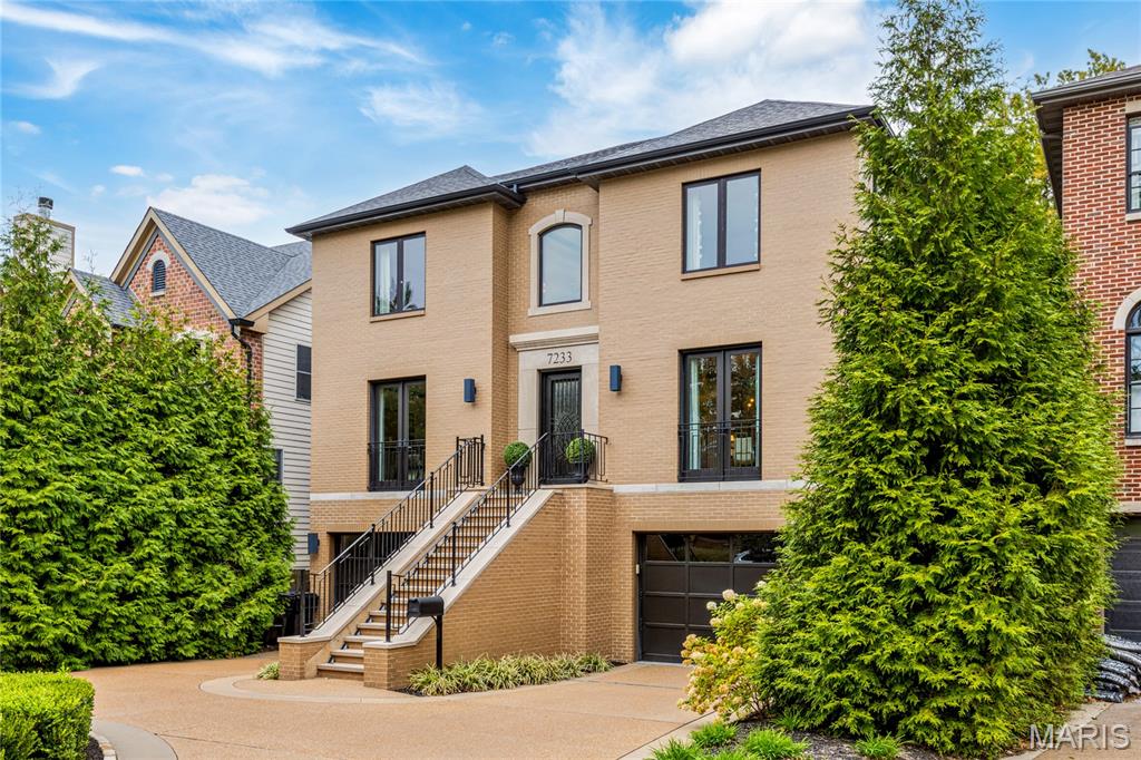 University City, Missouri, 63105, United States, 4 Bedrooms Bedrooms, ,5 BathroomsBathrooms,Residential,For Sale,1989585