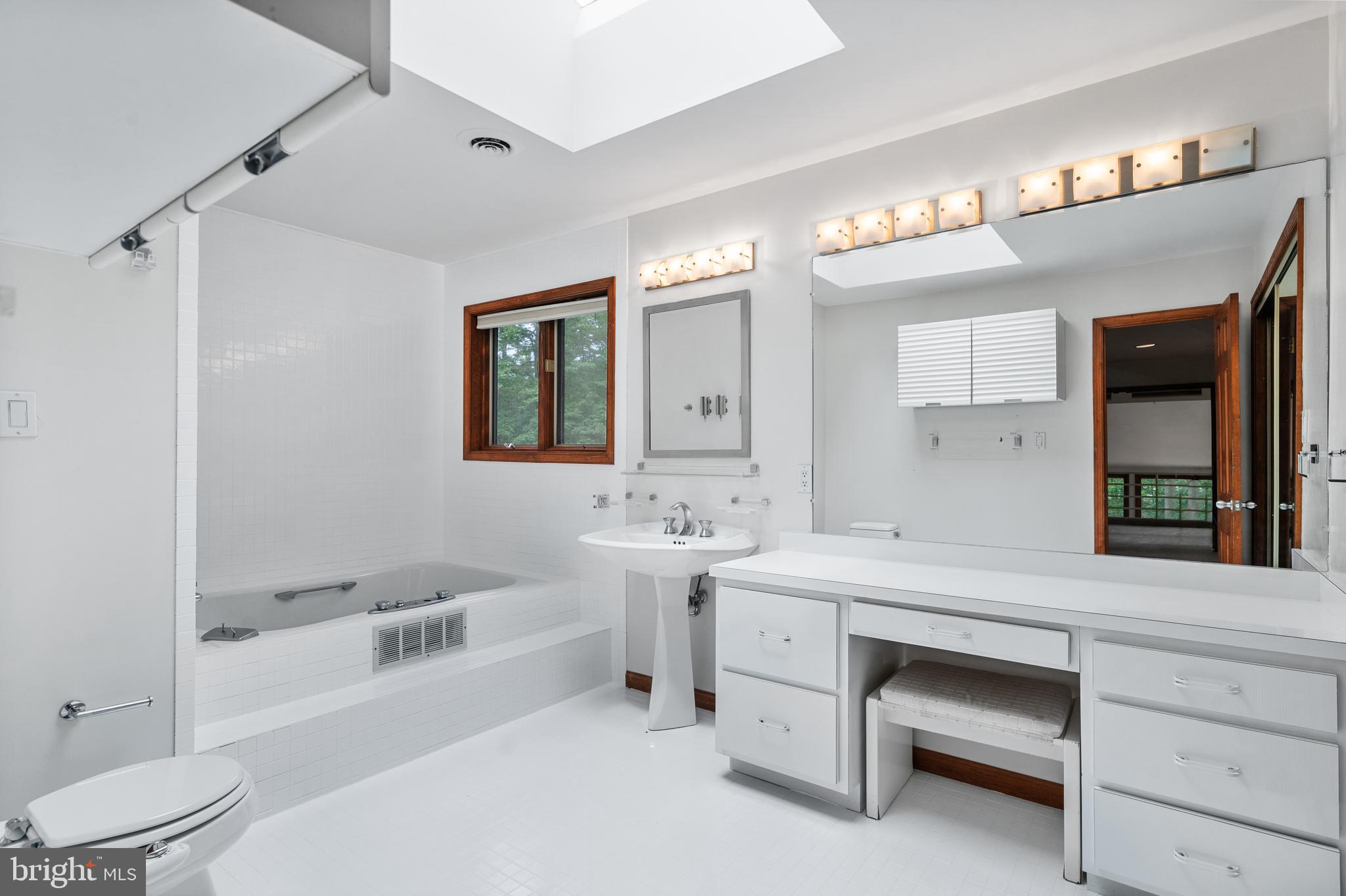 La Plata, Maryland, 20646, United States, 5 Bedrooms Bedrooms, ,4 BathroomsBathrooms,Residential,For Sale,1994243