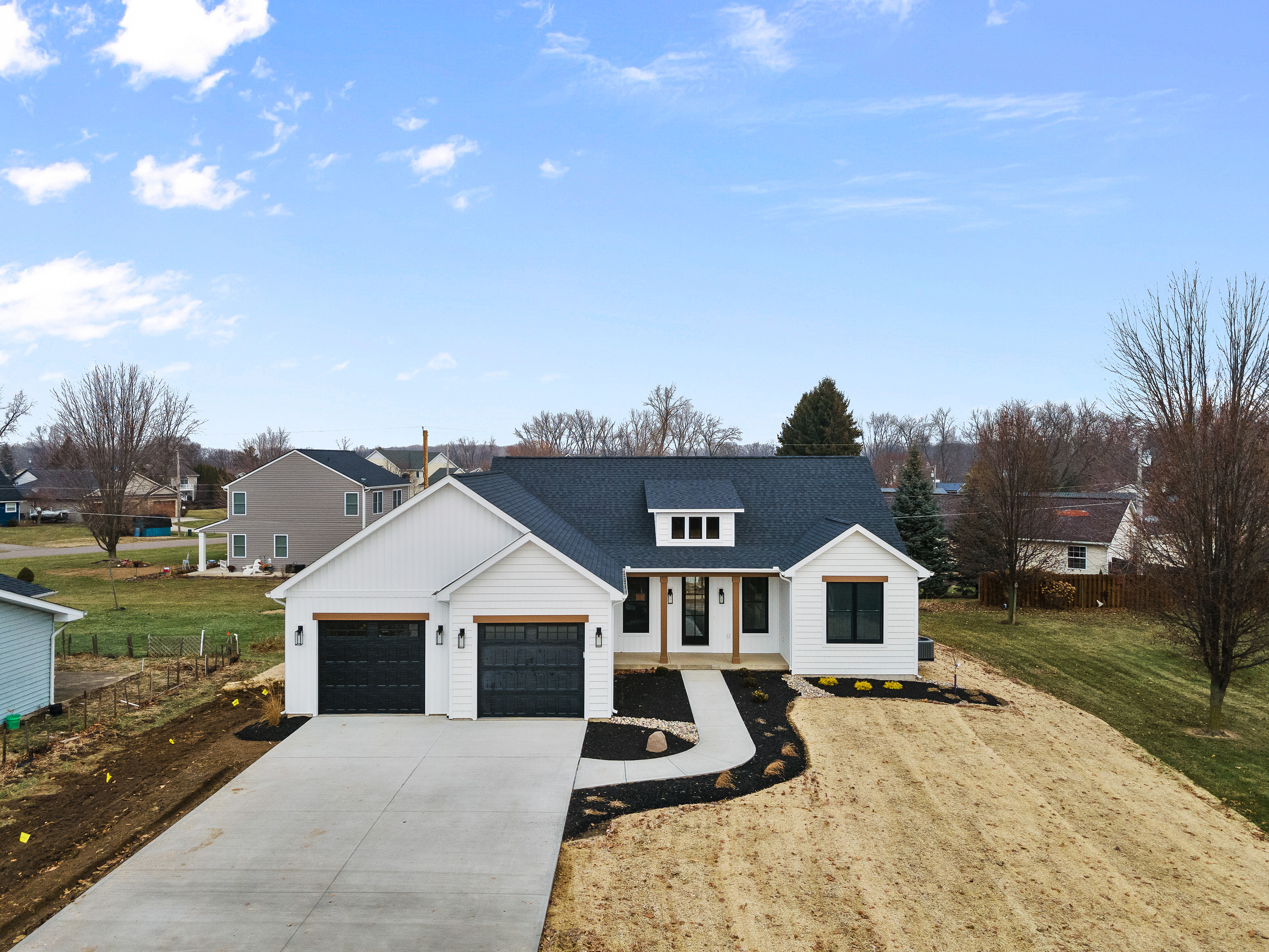  Modern Farmhouse w/ High-End Finishes - 物件實景