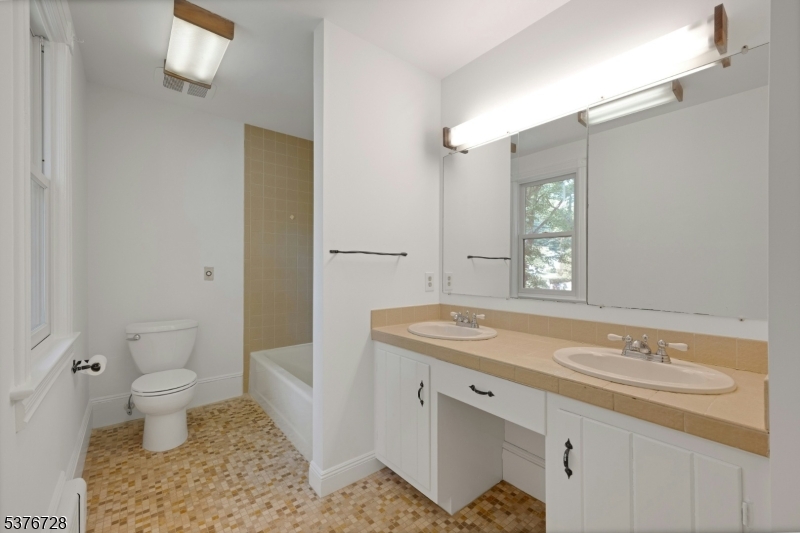 Peapack Gladstone Boro, New Jersey, 07977, United States, 4 Bedrooms Bedrooms, ,3 BathroomsBathrooms,Residential,For Sale,1990359