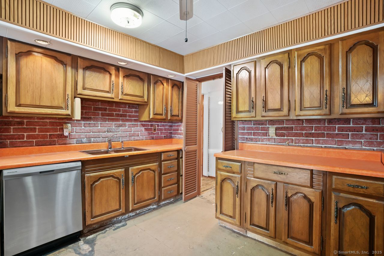 Stratford, Connecticut, 06615, United States, 3 Bedrooms Bedrooms, ,1 BathroomBathrooms,Residential,For Sale,1965569